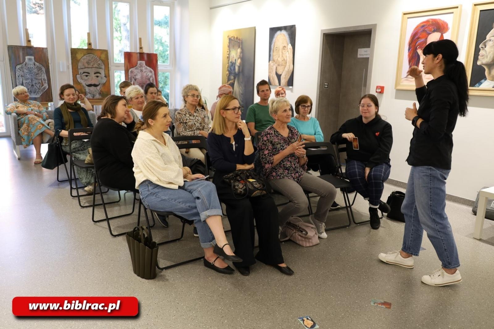 Zdjęcie w galerii na portalu naszraciborz.pl: Biblioteka z pasją: Patrycja Chomiczewska o sile nawyków wiadomości z regionu
