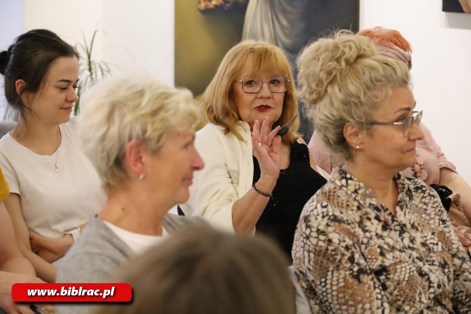 Zdjęcie w galerii na portalu naszraciborz.pl: Biblioteka z pasją: Patrycja Chomiczewska o sile nawyków wiadomości z regionu