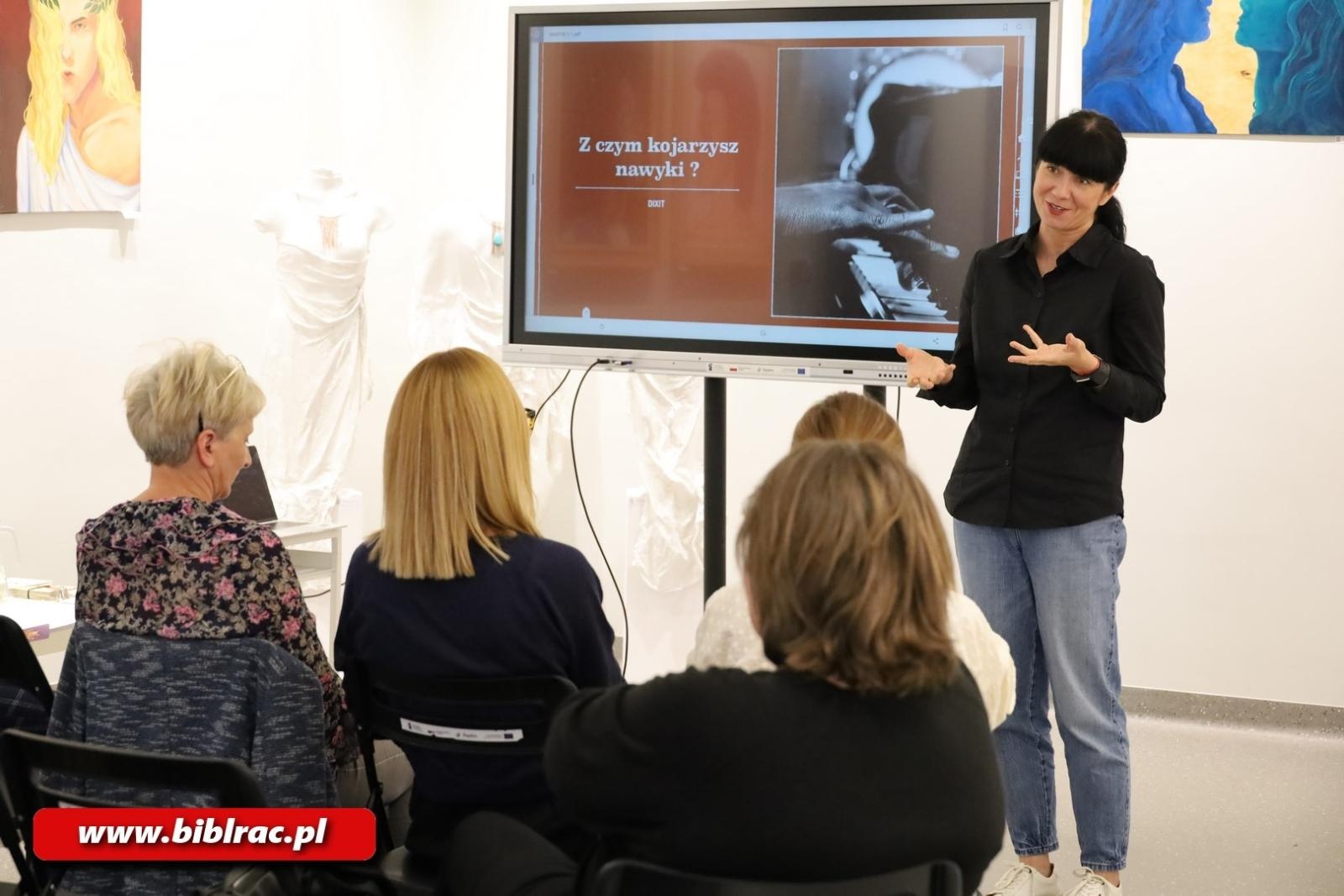 Zdjęcie w galerii na portalu naszraciborz.pl: Biblioteka z pasją: Patrycja Chomiczewska o sile nawyków wiadomości z regionu