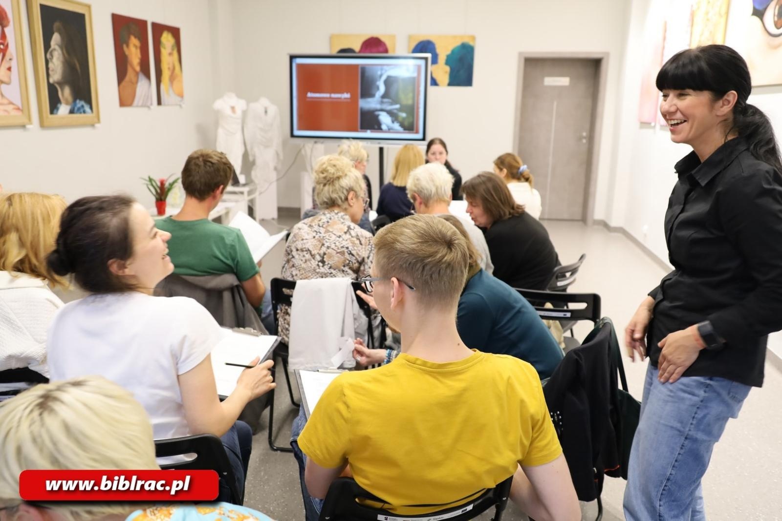 Zdjęcie w galerii na portalu naszraciborz.pl: Biblioteka z pasją: Patrycja Chomiczewska o sile nawyków wiadomości z regionu