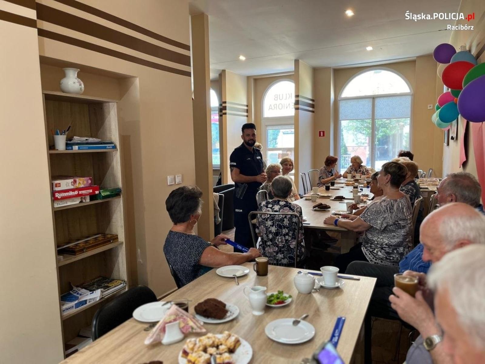 Zdjęcie w galerii na portalu naszraciborz.pl: Policjant spotkał się z seniorami wiadomości z regionu