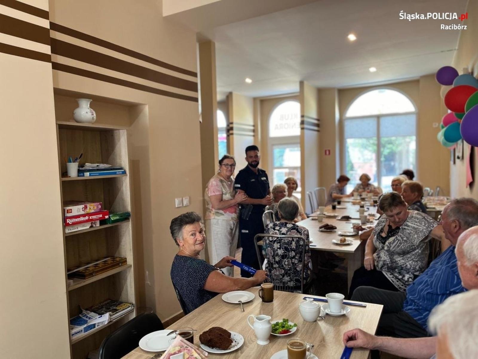 Zdjęcie w galerii na portalu naszraciborz.pl: Policjant spotkał się z seniorami wiadomości z regionu
