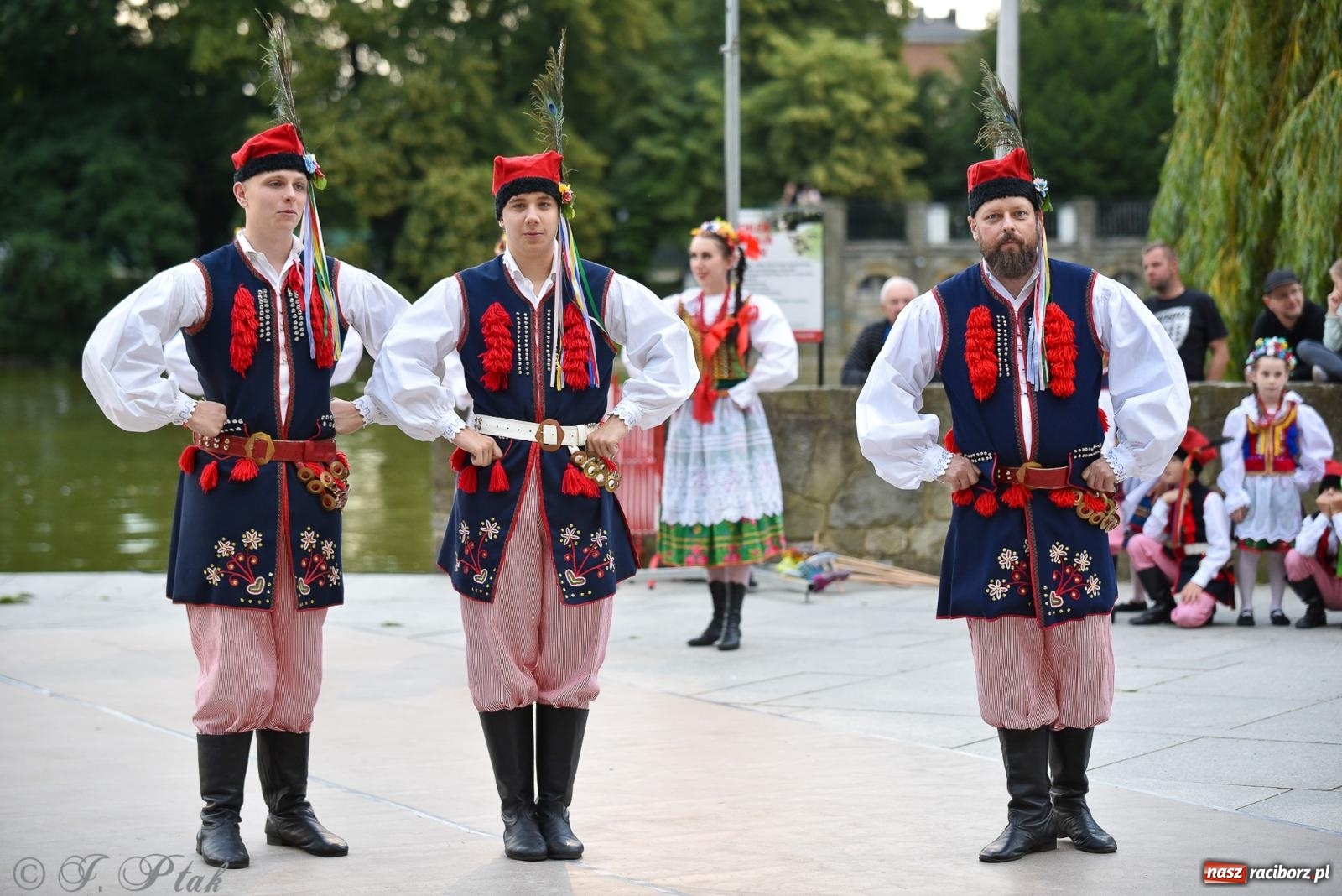 Zdjęcie w galerii na portalu naszraciborz.pl: W poszukiwaniu kwiatu paproci. Noc Świętojańska w parku im. Miasta Roth [FOTO i WIDEO] wiadomości z regionu