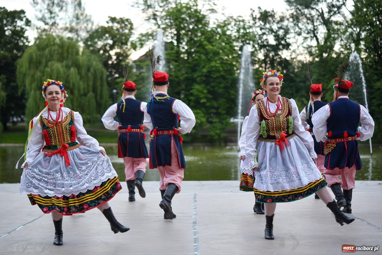 Zdjęcie w galerii na portalu naszraciborz.pl: W poszukiwaniu kwiatu paproci. Noc Świętojańska w parku im. Miasta Roth [FOTO i WIDEO] wiadomości z regionu