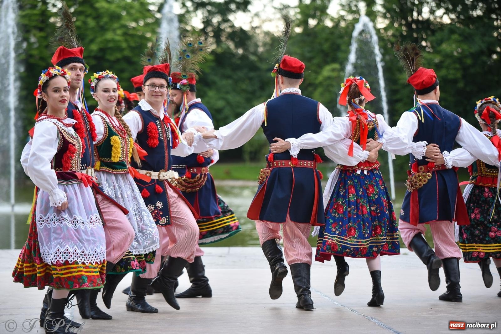 Zdjęcie w galerii na portalu naszraciborz.pl: W poszukiwaniu kwiatu paproci. Noc Świętojańska w parku im. Miasta Roth [FOTO i WIDEO] wiadomości z regionu