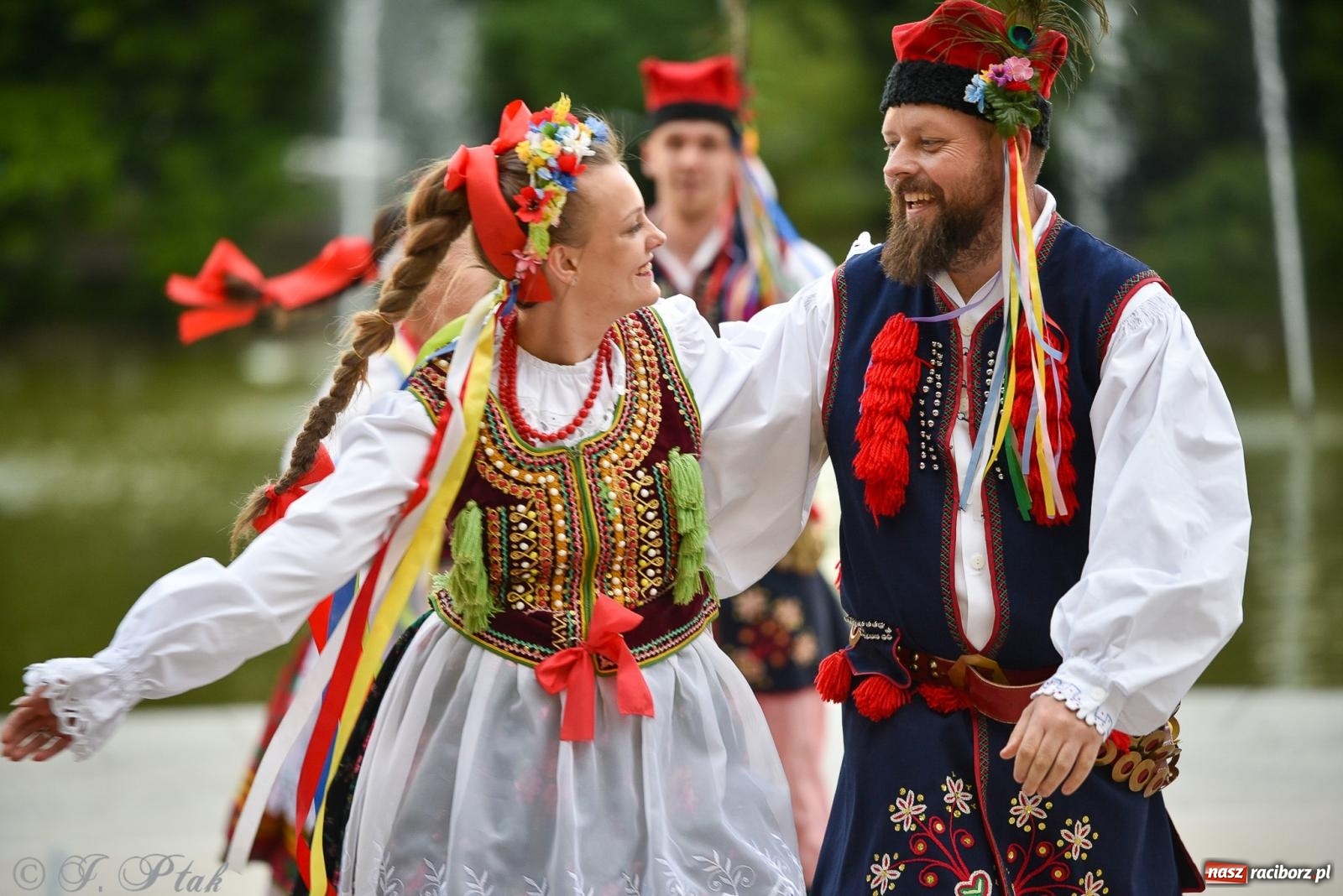 Zdjęcie w galerii na portalu naszraciborz.pl: W poszukiwaniu kwiatu paproci. Noc Świętojańska w parku im. Miasta Roth [FOTO i WIDEO] wiadomości z regionu