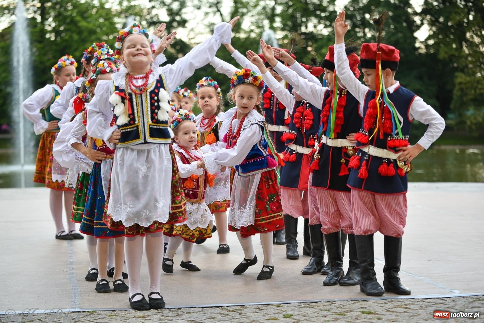 Zdjęcie w galerii na portalu naszraciborz.pl: W poszukiwaniu kwiatu paproci. Noc Świętojańska w parku im. Miasta Roth [FOTO i WIDEO] wiadomości z regionu