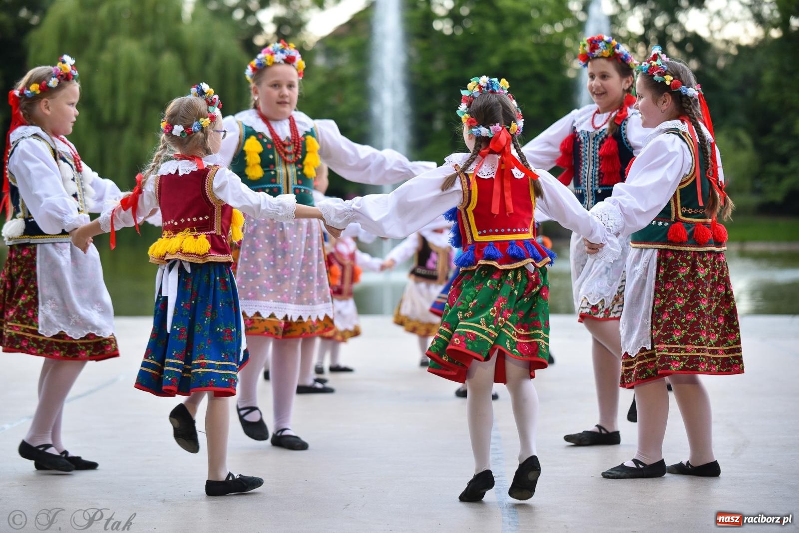 Zdjęcie w galerii na portalu naszraciborz.pl: W poszukiwaniu kwiatu paproci. Noc Świętojańska w parku im. Miasta Roth [FOTO i WIDEO] wiadomości z regionu