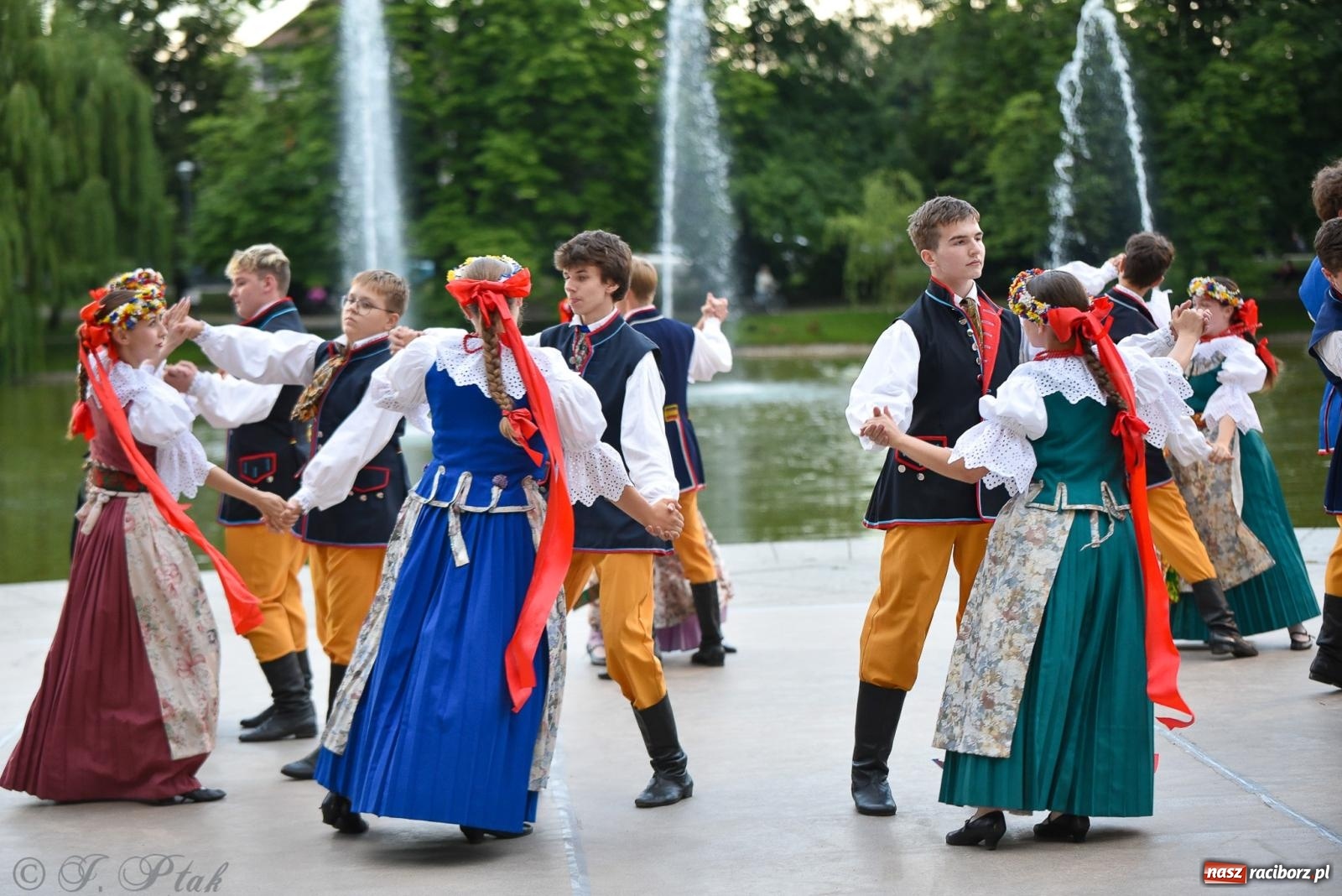 Zdjęcie w galerii na portalu naszraciborz.pl: W poszukiwaniu kwiatu paproci. Noc Świętojańska w parku im. Miasta Roth [FOTO i WIDEO] wiadomości z regionu