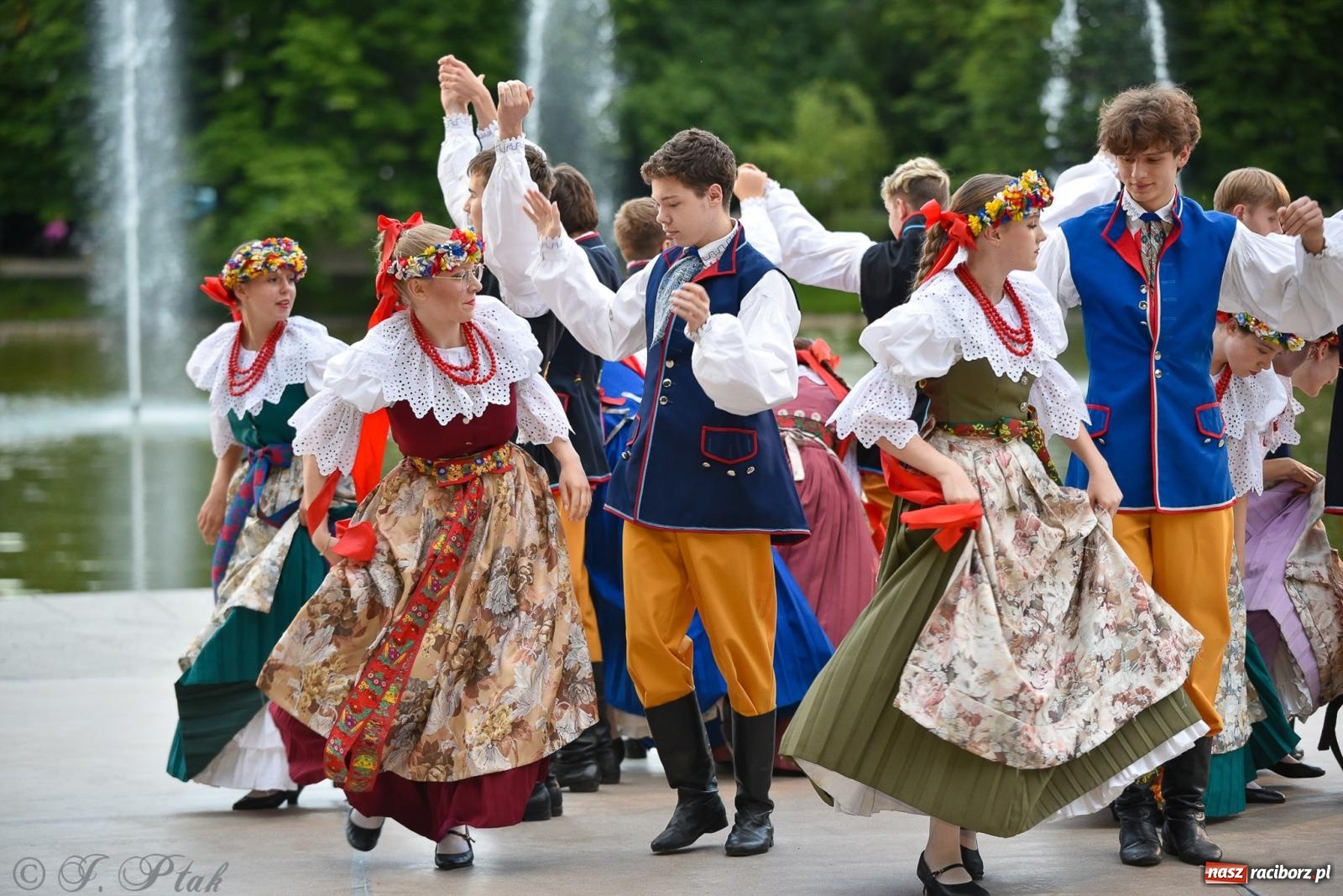 Zdjęcie w galerii na portalu naszraciborz.pl: W poszukiwaniu kwiatu paproci. Noc Świętojańska w parku im. Miasta Roth [FOTO i WIDEO] wiadomości z regionu