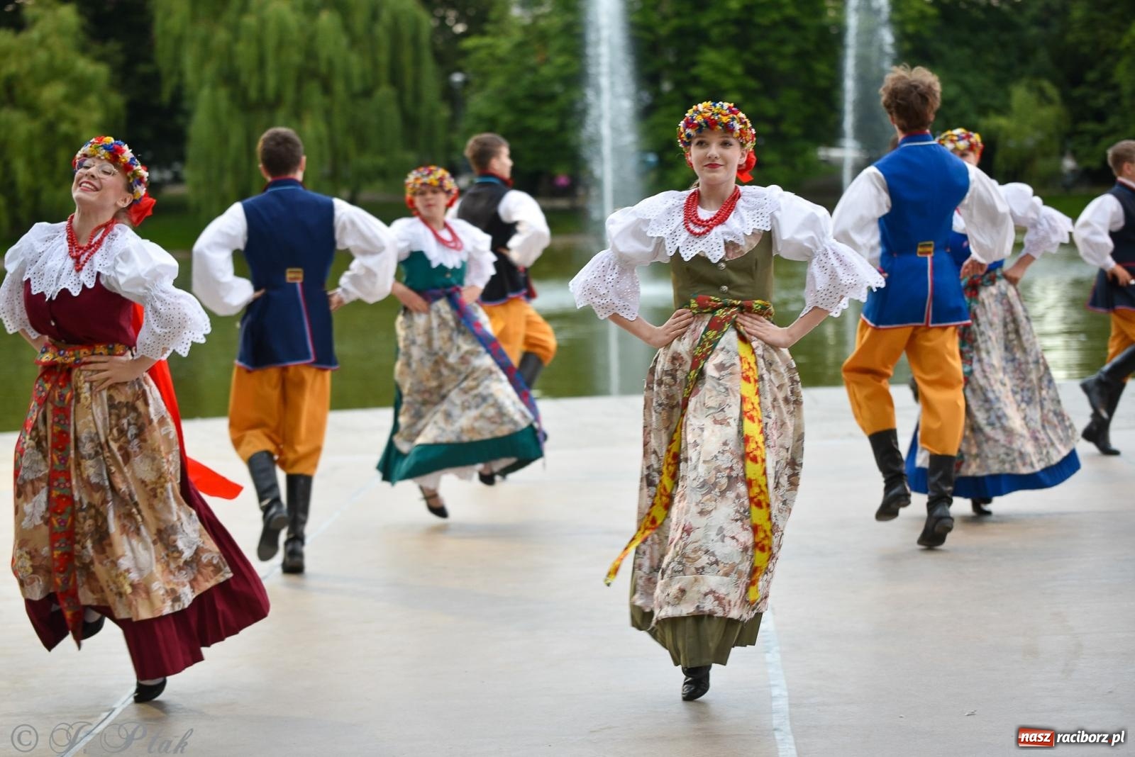 Zdjęcie w galerii na portalu naszraciborz.pl: W poszukiwaniu kwiatu paproci. Noc Świętojańska w parku im. Miasta Roth [FOTO i WIDEO] wiadomości z regionu