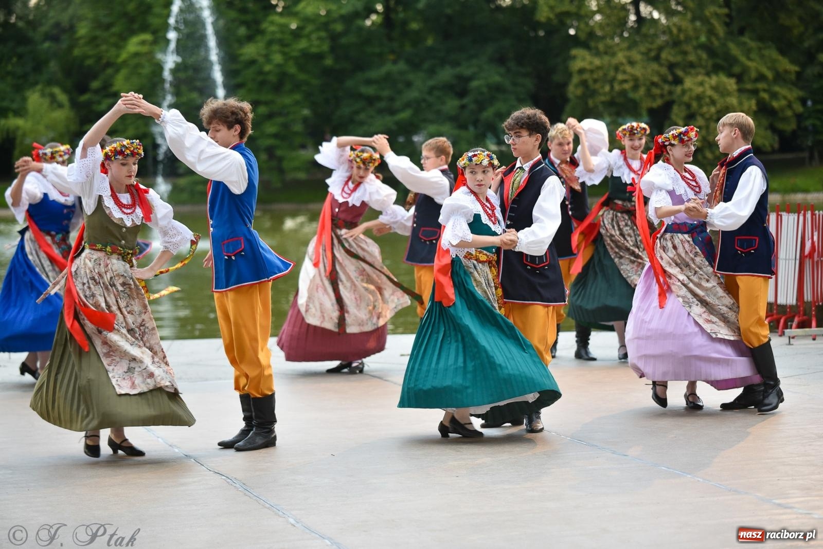 Zdjęcie w galerii na portalu naszraciborz.pl: W poszukiwaniu kwiatu paproci. Noc Świętojańska w parku im. Miasta Roth [FOTO i WIDEO] wiadomości z regionu