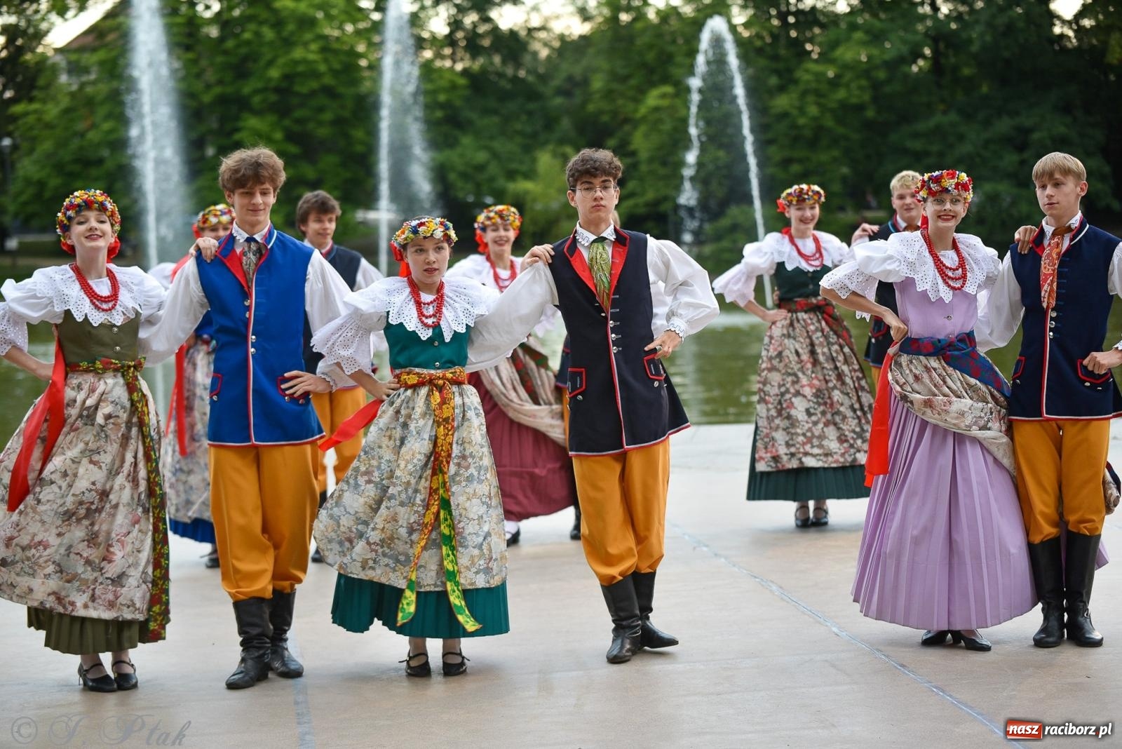 Zdjęcie w galerii na portalu naszraciborz.pl: W poszukiwaniu kwiatu paproci. Noc Świętojańska w parku im. Miasta Roth [FOTO i WIDEO] wiadomości z regionu