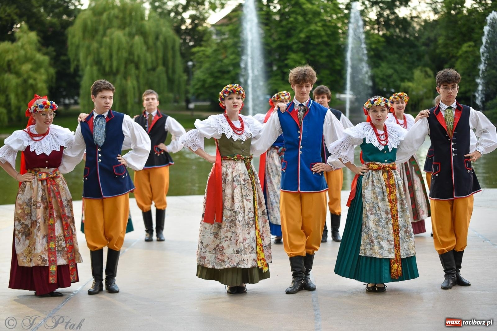 Zdjęcie w galerii na portalu naszraciborz.pl: W poszukiwaniu kwiatu paproci. Noc Świętojańska w parku im. Miasta Roth [FOTO i WIDEO] wiadomości z regionu
