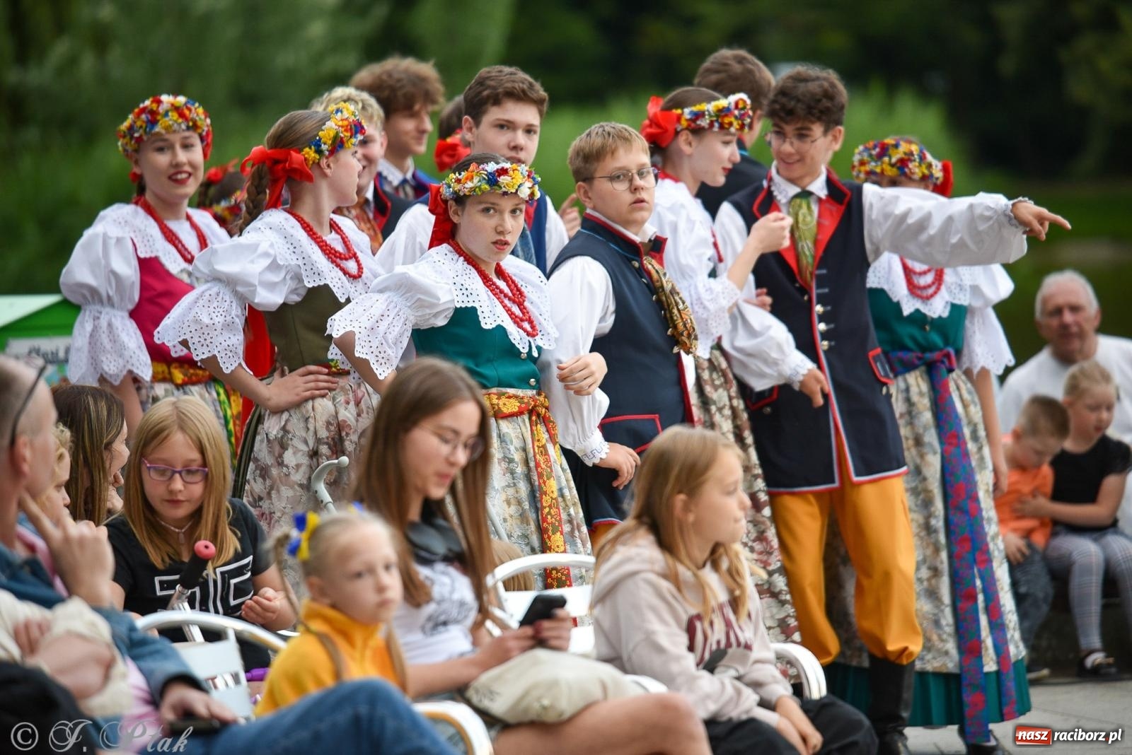 Zdjęcie w galerii na portalu naszraciborz.pl: W poszukiwaniu kwiatu paproci. Noc Świętojańska w parku im. Miasta Roth [FOTO i WIDEO] wiadomości z regionu