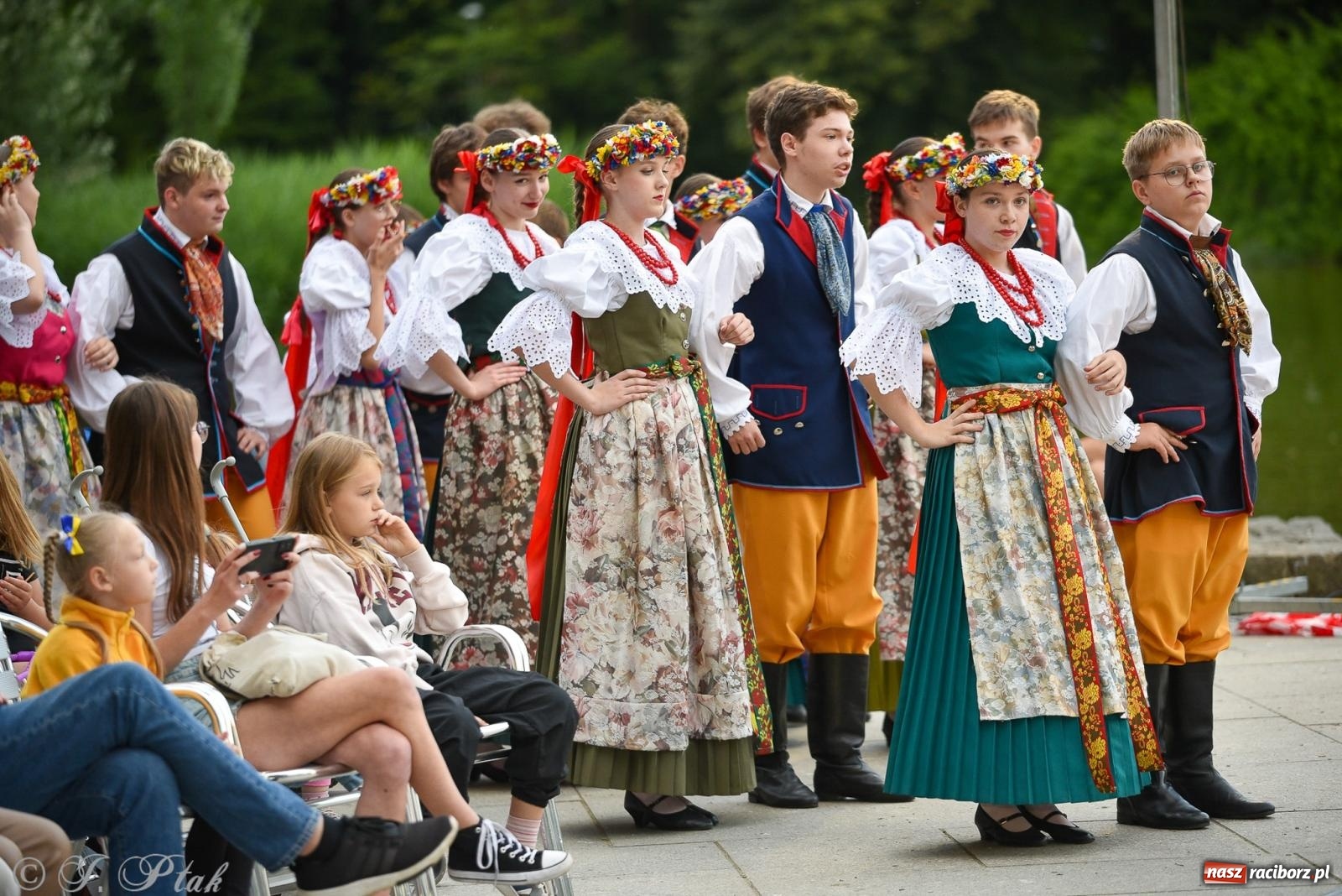Zdjęcie w galerii na portalu naszraciborz.pl: W poszukiwaniu kwiatu paproci. Noc Świętojańska w parku im. Miasta Roth [FOTO i WIDEO] wiadomości z regionu