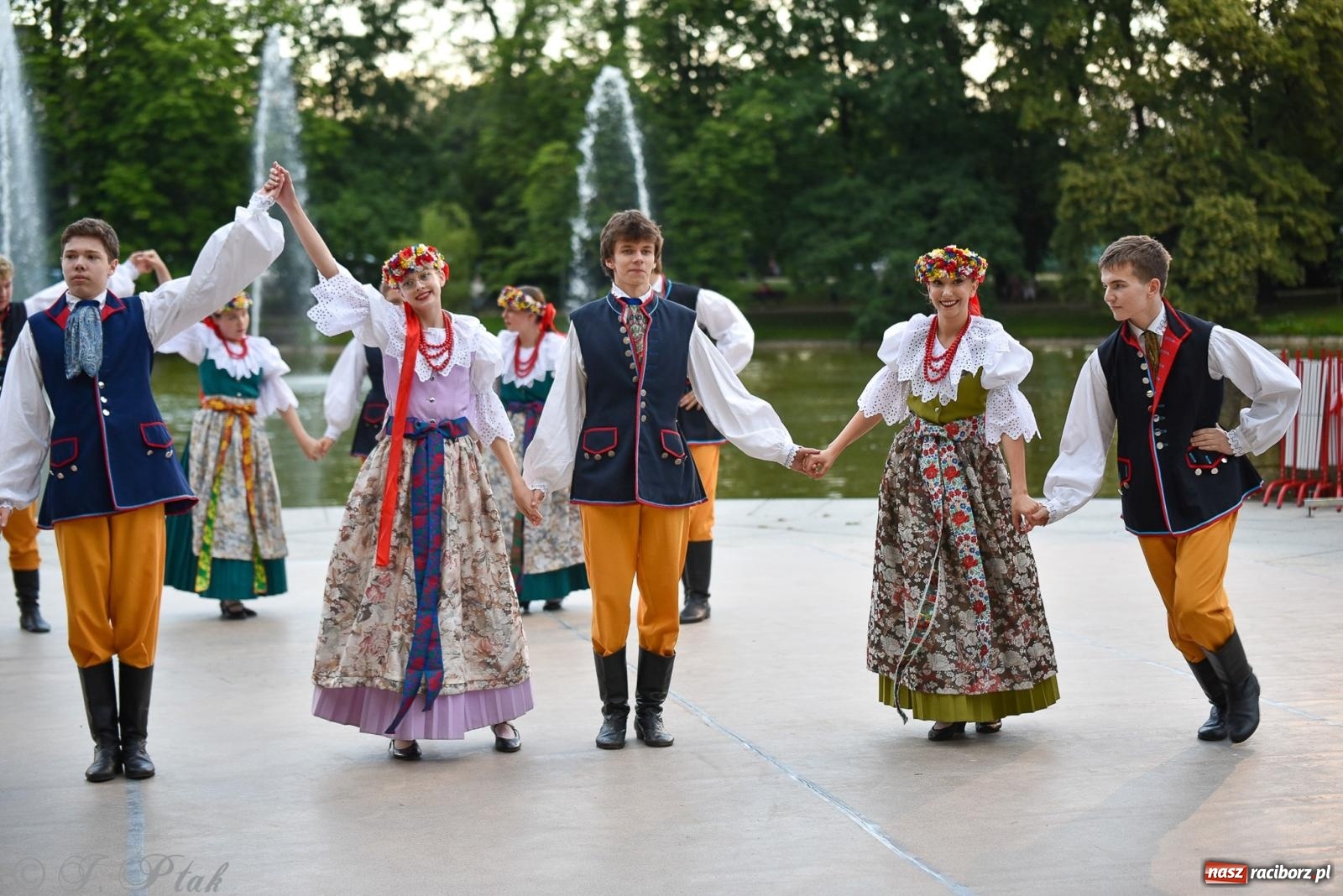 Zdjęcie w galerii na portalu naszraciborz.pl: W poszukiwaniu kwiatu paproci. Noc Świętojańska w parku im. Miasta Roth [FOTO i WIDEO] wiadomości z regionu