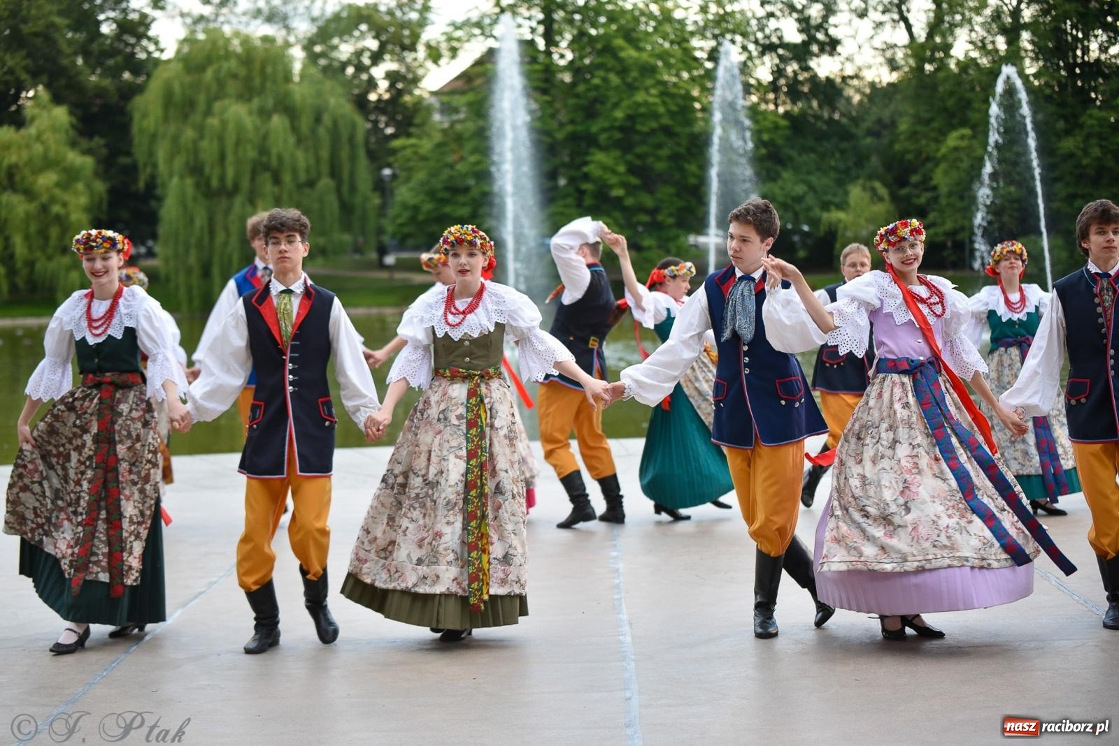 Zdjęcie w galerii na portalu naszraciborz.pl: W poszukiwaniu kwiatu paproci. Noc Świętojańska w parku im. Miasta Roth [FOTO i WIDEO] wiadomości z regionu
