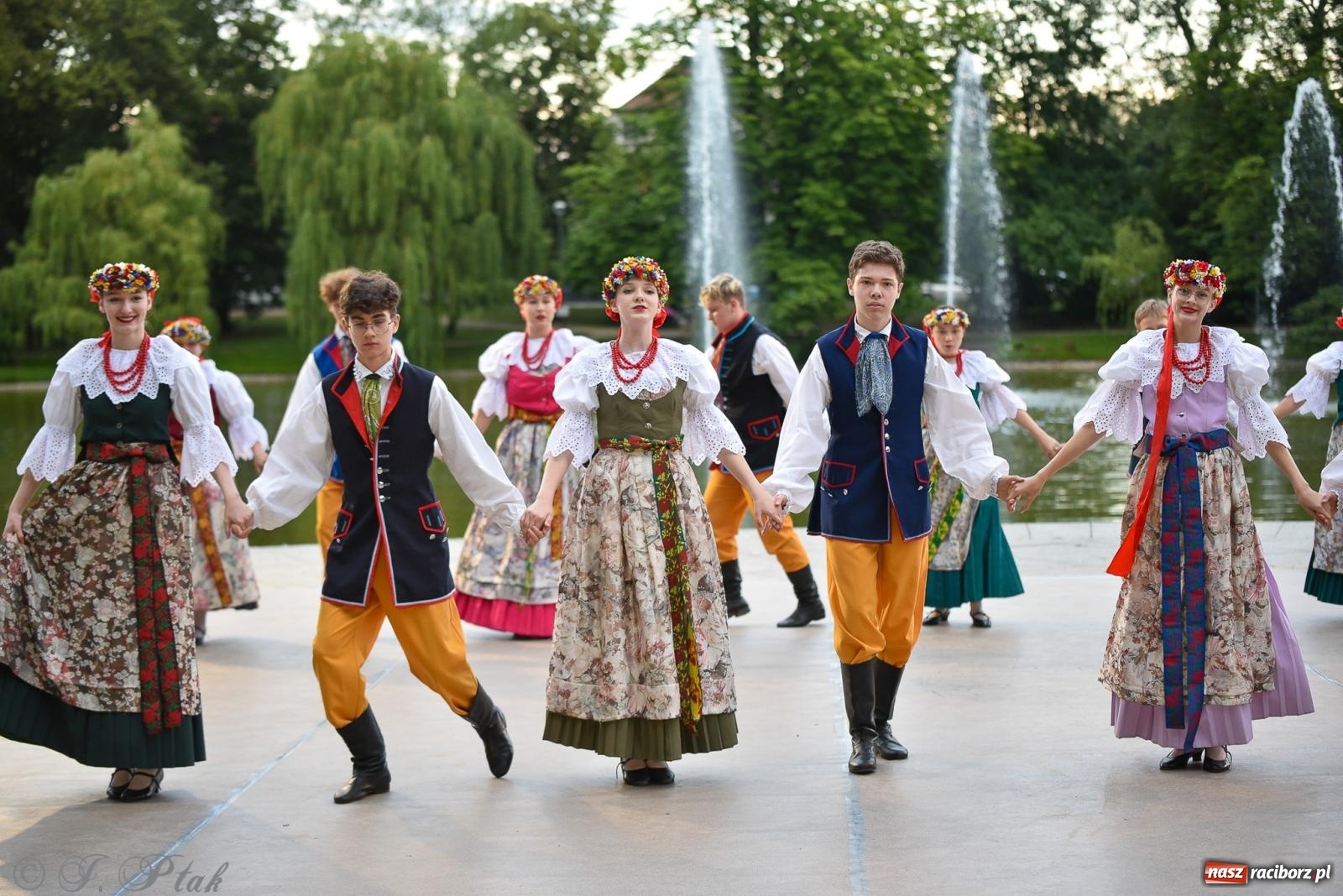 Zdjęcie w galerii na portalu naszraciborz.pl: W poszukiwaniu kwiatu paproci. Noc Świętojańska w parku im. Miasta Roth [FOTO i WIDEO] wiadomości z regionu
