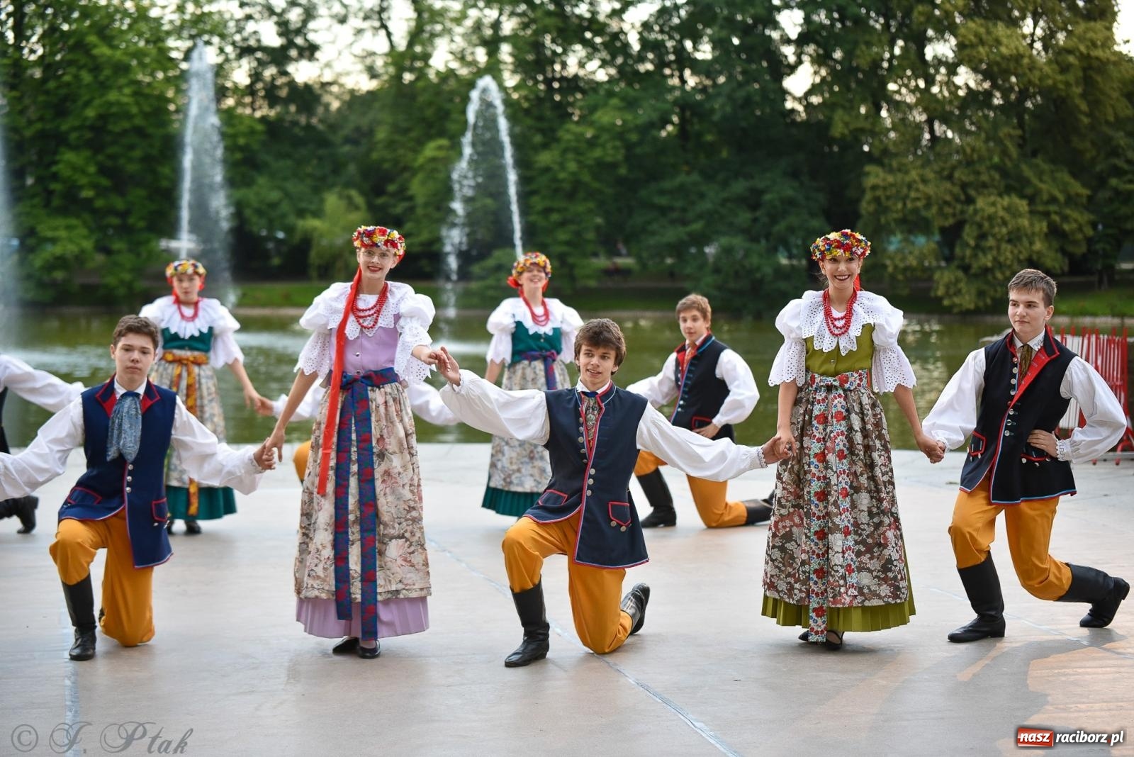 Zdjęcie w galerii na portalu naszraciborz.pl: W poszukiwaniu kwiatu paproci. Noc Świętojańska w parku im. Miasta Roth [FOTO i WIDEO] wiadomości z regionu