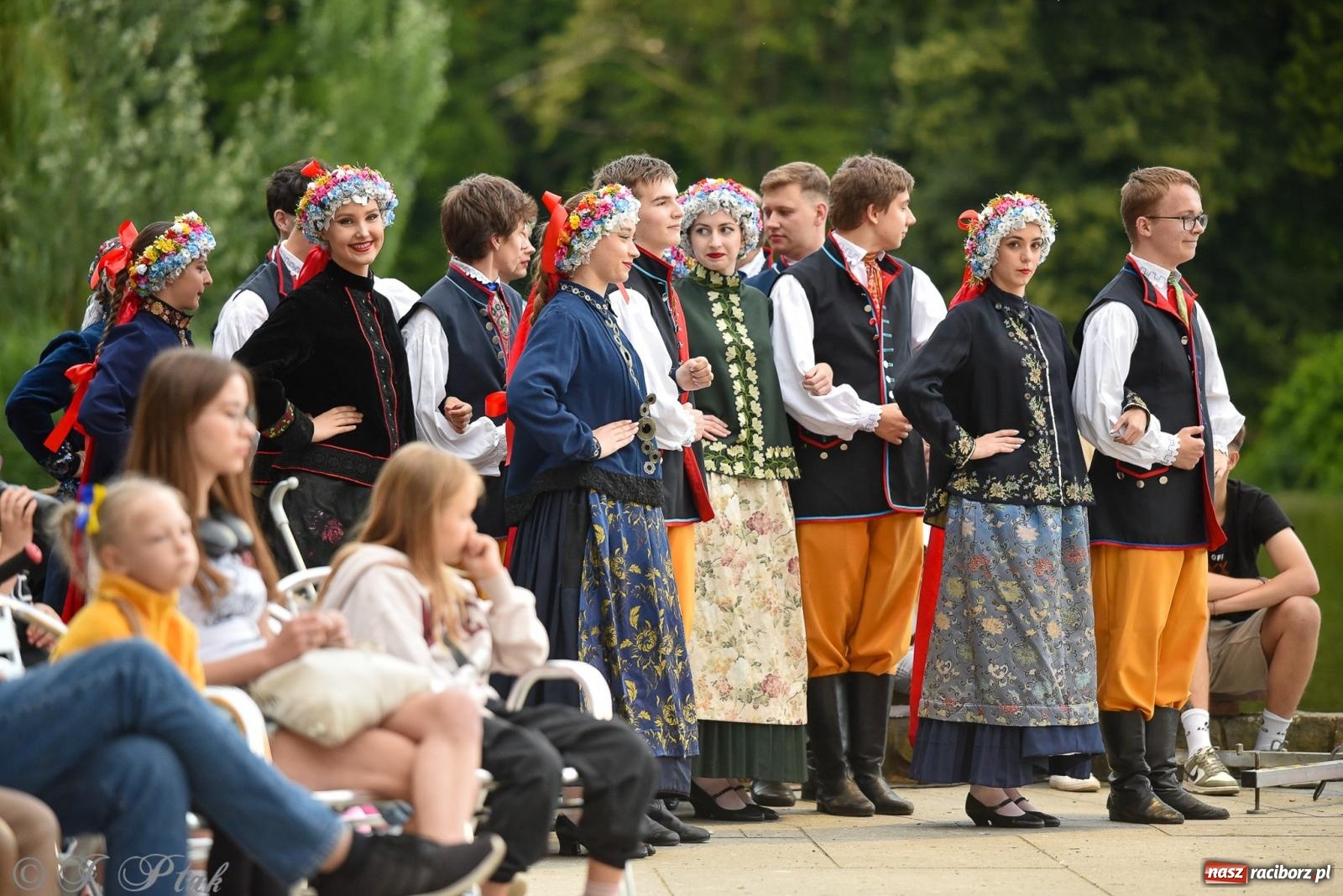 Zdjęcie w galerii na portalu naszraciborz.pl: W poszukiwaniu kwiatu paproci. Noc Świętojańska w parku im. Miasta Roth [FOTO i WIDEO] wiadomości z regionu