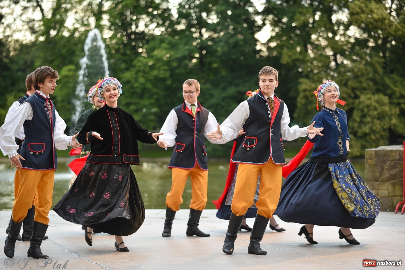 Zdjęcie w galerii na portalu naszraciborz.pl: W poszukiwaniu kwiatu paproci. Noc Świętojańska w parku im. Miasta Roth [FOTO i WIDEO] wiadomości z regionu