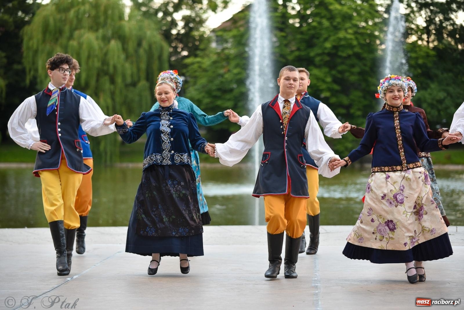 Zdjęcie w galerii na portalu naszraciborz.pl: W poszukiwaniu kwiatu paproci. Noc Świętojańska w parku im. Miasta Roth [FOTO i WIDEO] wiadomości z regionu