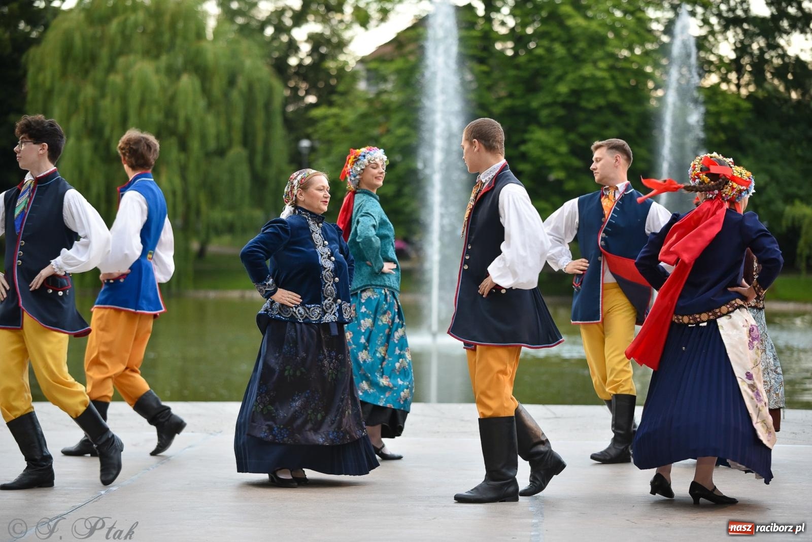 Zdjęcie w galerii na portalu naszraciborz.pl: W poszukiwaniu kwiatu paproci. Noc Świętojańska w parku im. Miasta Roth [FOTO i WIDEO] wiadomości z regionu