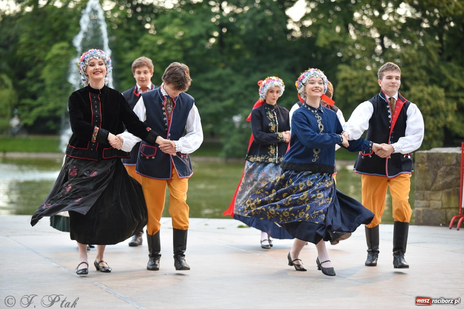 Zdjęcie w galerii na portalu naszraciborz.pl: W poszukiwaniu kwiatu paproci. Noc Świętojańska w parku im. Miasta Roth [FOTO i WIDEO] wiadomości z regionu