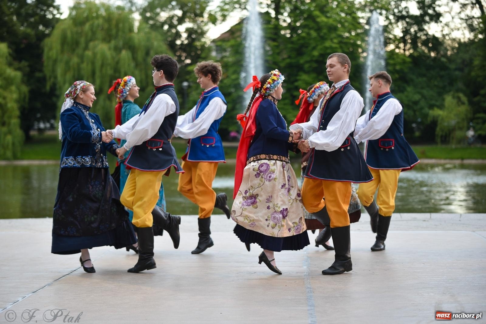 Zdjęcie w galerii na portalu naszraciborz.pl: W poszukiwaniu kwiatu paproci. Noc Świętojańska w parku im. Miasta Roth [FOTO i WIDEO] wiadomości z regionu