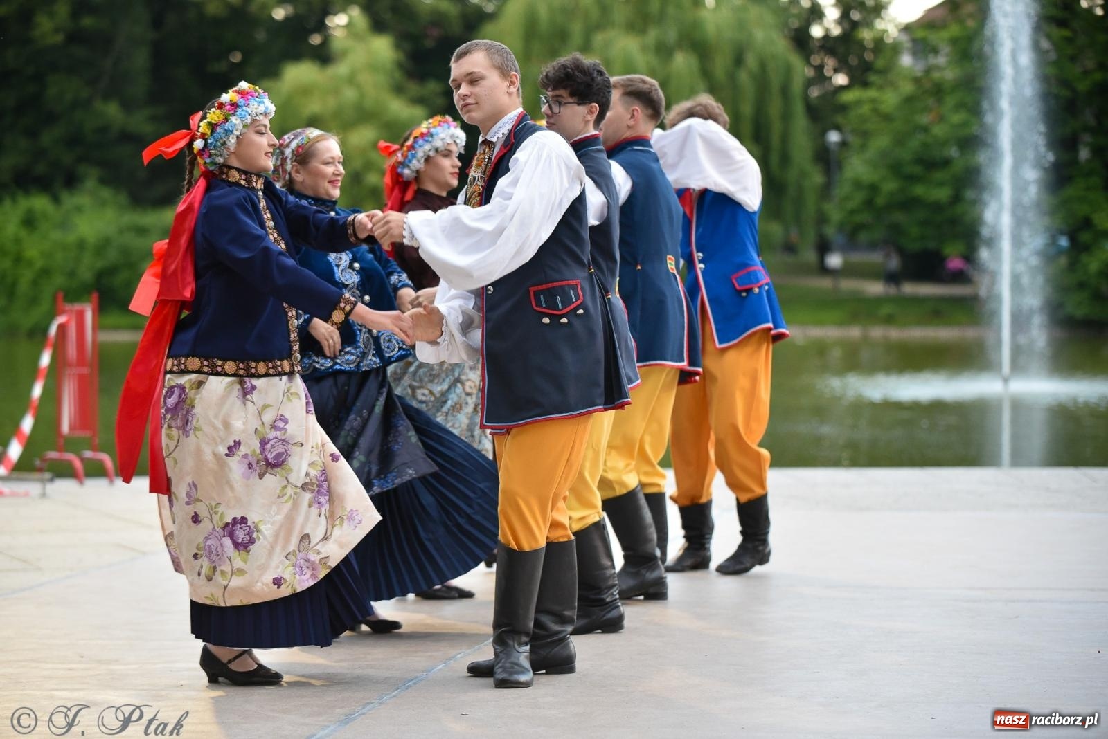 Zdjęcie w galerii na portalu naszraciborz.pl: W poszukiwaniu kwiatu paproci. Noc Świętojańska w parku im. Miasta Roth [FOTO i WIDEO] wiadomości z regionu