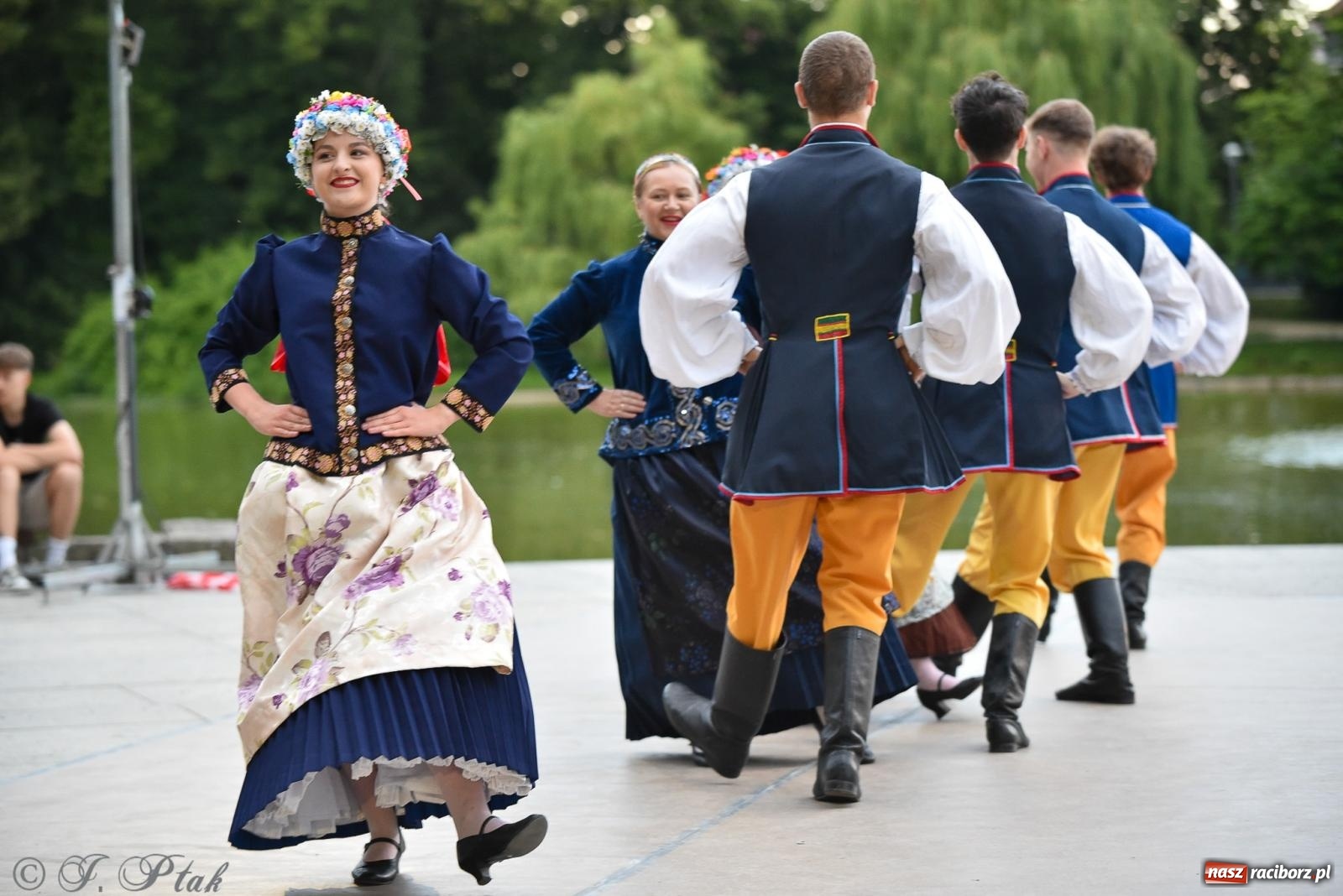 Zdjęcie w galerii na portalu naszraciborz.pl: W poszukiwaniu kwiatu paproci. Noc Świętojańska w parku im. Miasta Roth [FOTO i WIDEO] wiadomości z regionu