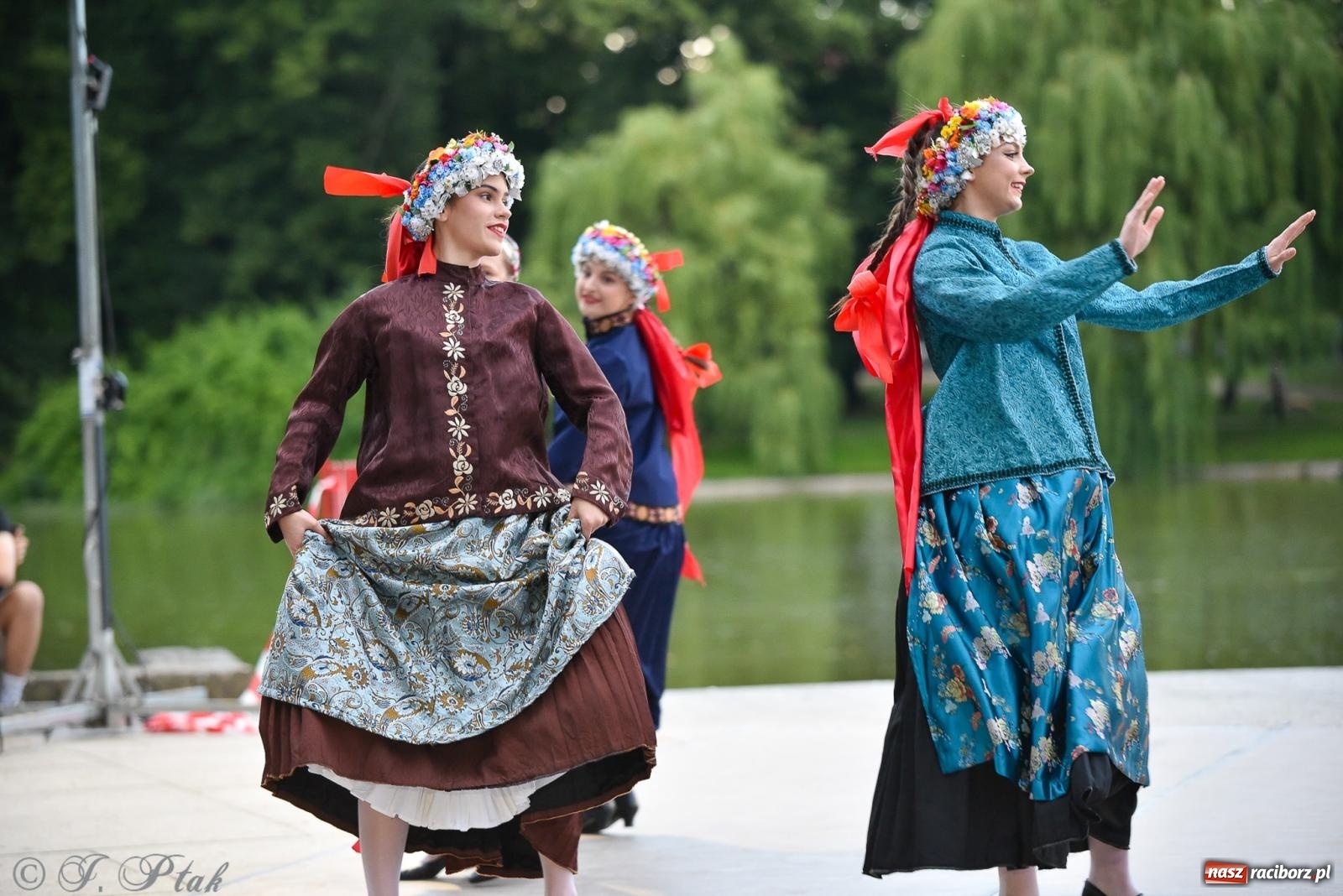 Zdjęcie w galerii na portalu naszraciborz.pl: W poszukiwaniu kwiatu paproci. Noc Świętojańska w parku im. Miasta Roth [FOTO i WIDEO] wiadomości z regionu
