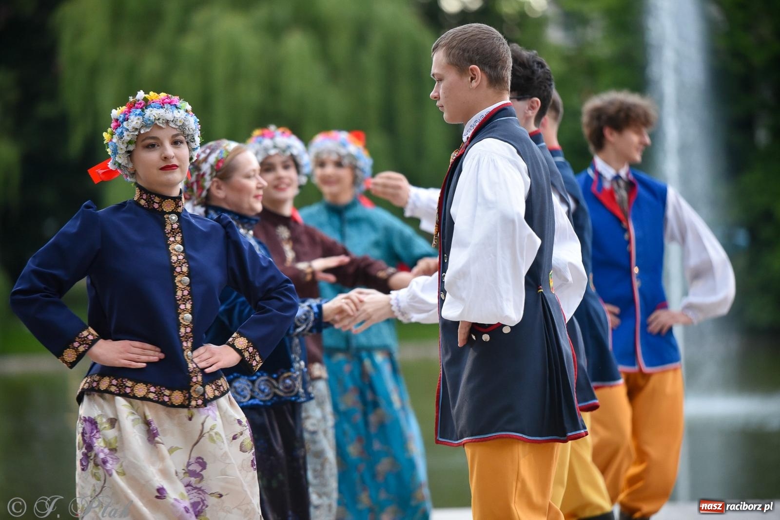 Zdjęcie w galerii na portalu naszraciborz.pl: W poszukiwaniu kwiatu paproci. Noc Świętojańska w parku im. Miasta Roth [FOTO i WIDEO] wiadomości z regionu