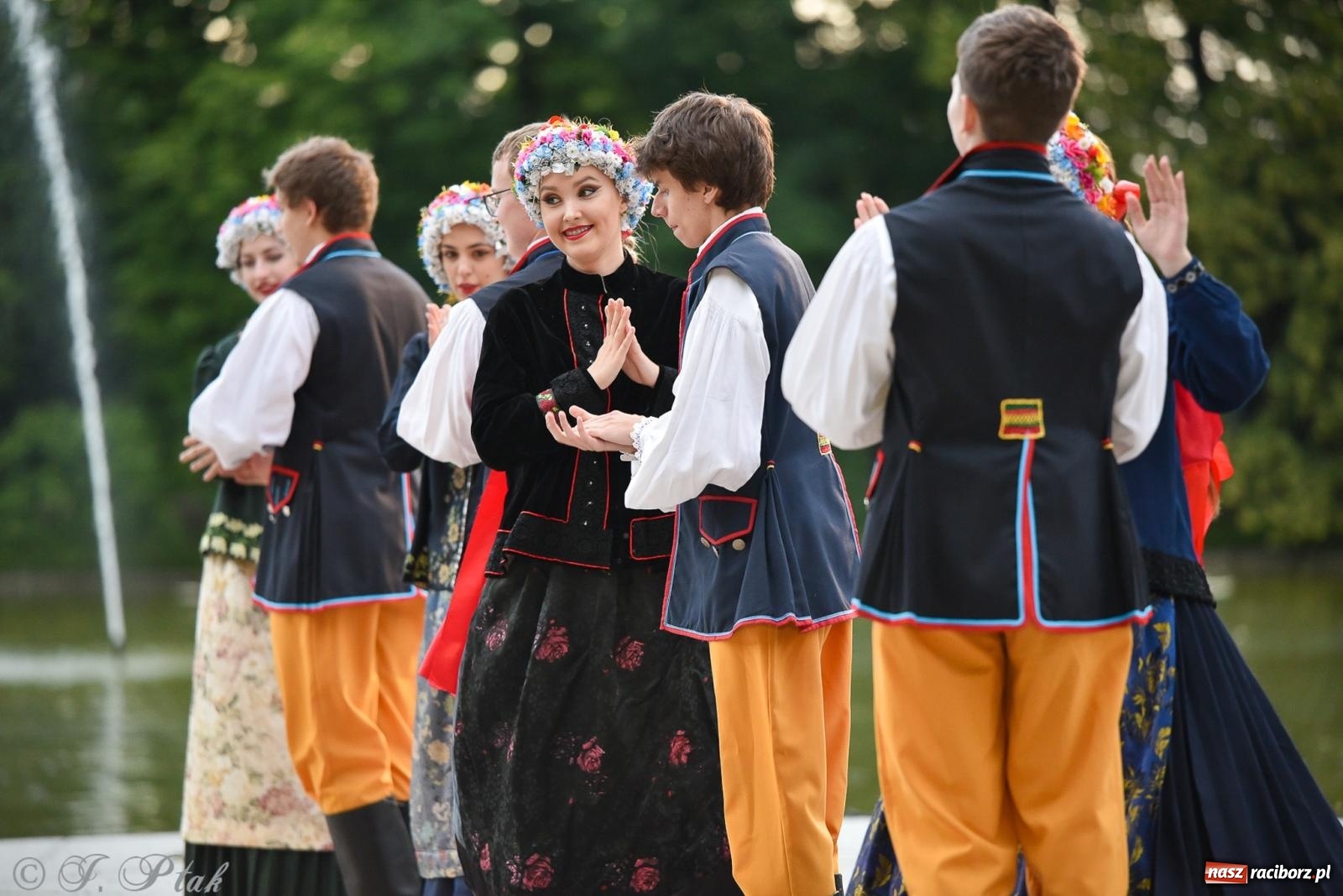 Zdjęcie w galerii na portalu naszraciborz.pl: W poszukiwaniu kwiatu paproci. Noc Świętojańska w parku im. Miasta Roth [FOTO i WIDEO] wiadomości z regionu