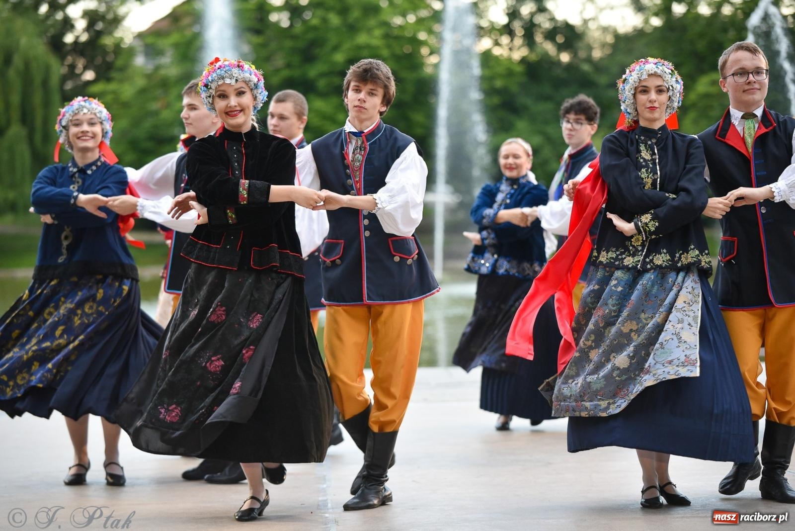 Zdjęcie w galerii na portalu naszraciborz.pl: W poszukiwaniu kwiatu paproci. Noc Świętojańska w parku im. Miasta Roth [FOTO i WIDEO] wiadomości z regionu