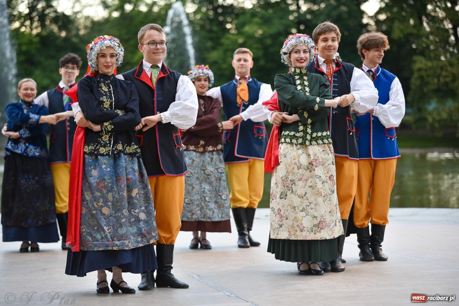 Zdjęcie w galerii na portalu naszraciborz.pl: W poszukiwaniu kwiatu paproci. Noc Świętojańska w parku im. Miasta Roth [FOTO i WIDEO] wiadomości z regionu