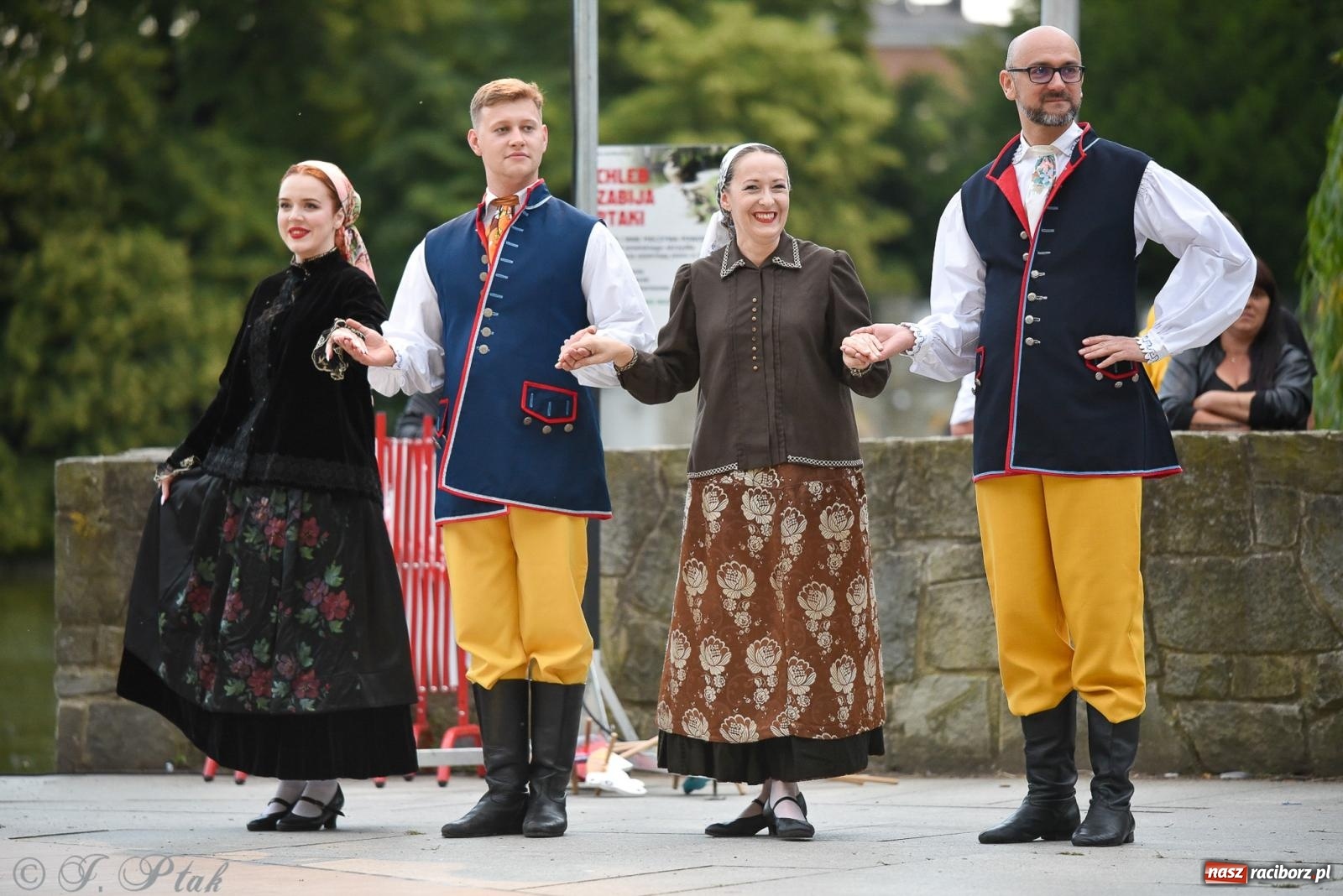Zdjęcie w galerii na portalu naszraciborz.pl: W poszukiwaniu kwiatu paproci. Noc Świętojańska w parku im. Miasta Roth [FOTO i WIDEO] wiadomości z regionu