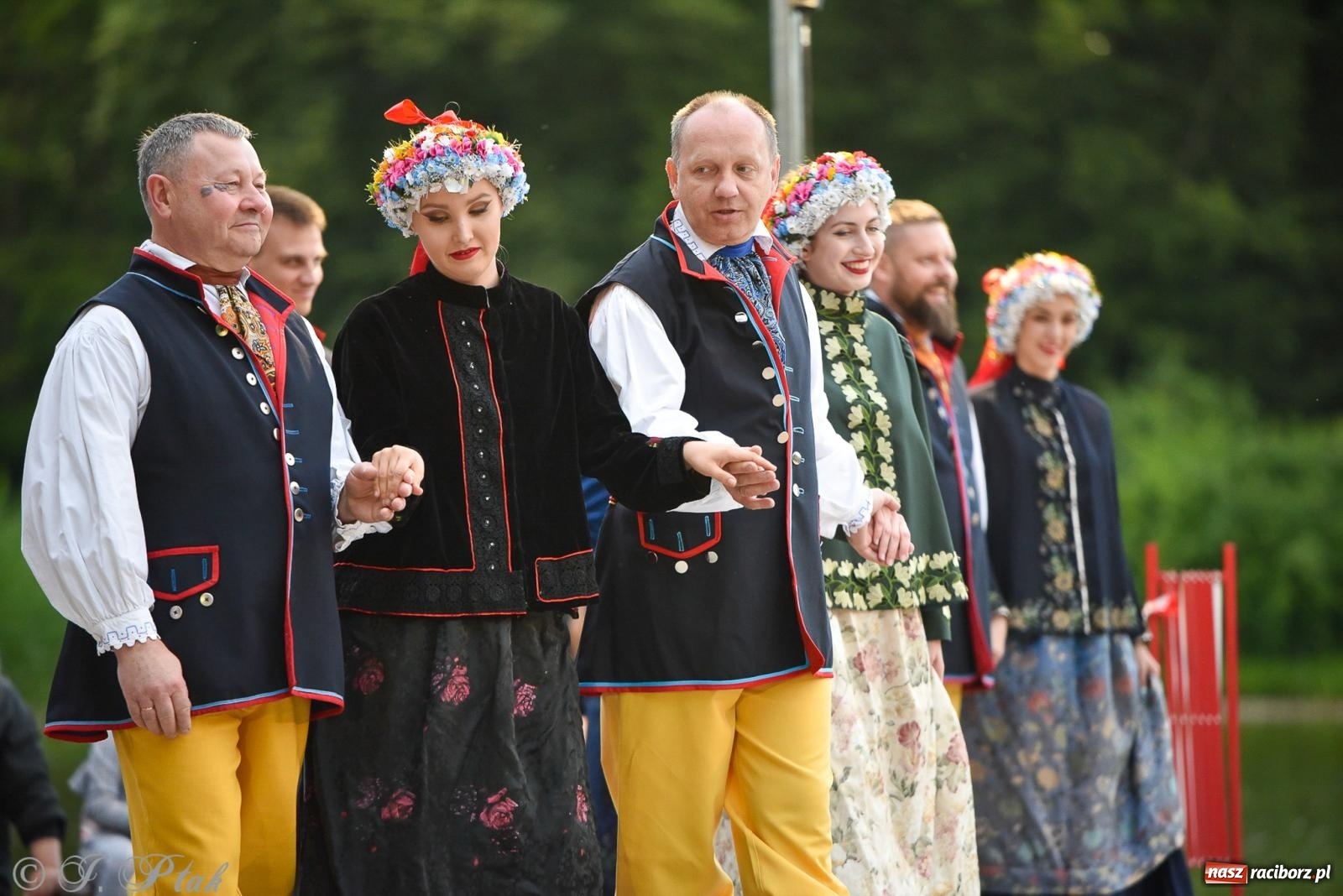 Zdjęcie w galerii na portalu naszraciborz.pl: W poszukiwaniu kwiatu paproci. Noc Świętojańska w parku im. Miasta Roth [FOTO i WIDEO] wiadomości z regionu