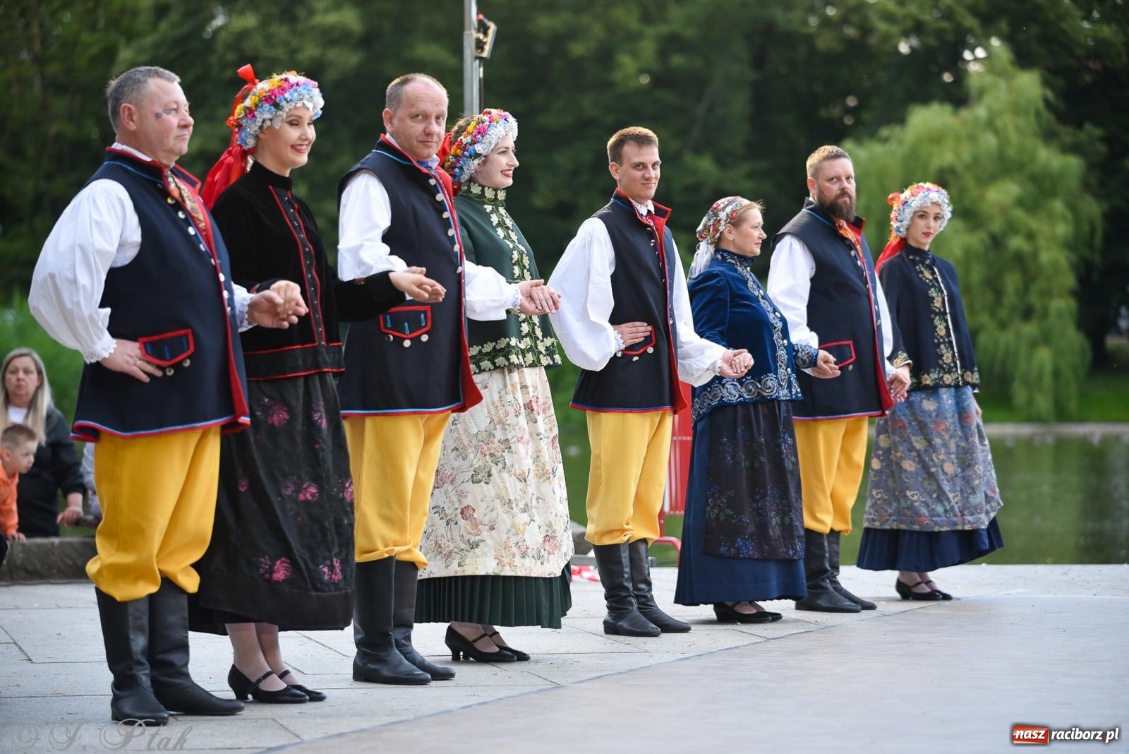Zdjęcie w galerii na portalu naszraciborz.pl: W poszukiwaniu kwiatu paproci. Noc Świętojańska w parku im. Miasta Roth [FOTO i WIDEO] wiadomości z regionu