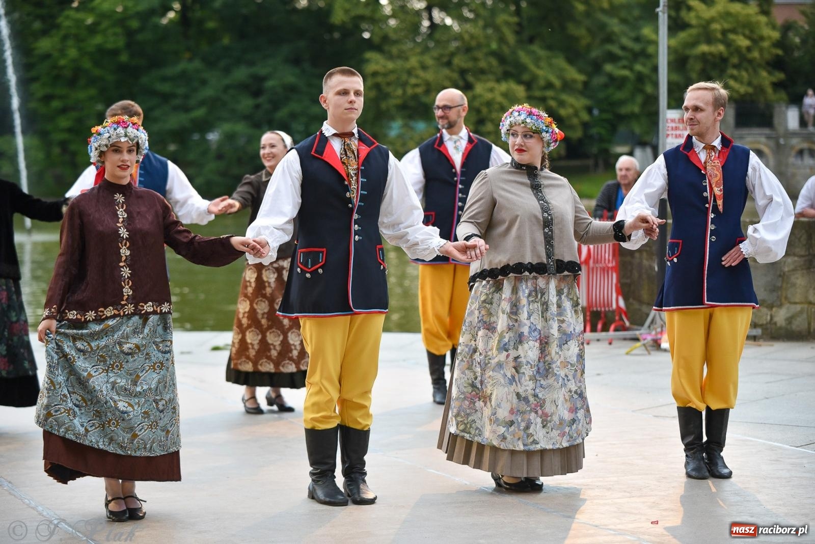 Zdjęcie w galerii na portalu naszraciborz.pl: W poszukiwaniu kwiatu paproci. Noc Świętojańska w parku im. Miasta Roth [FOTO i WIDEO] wiadomości z regionu