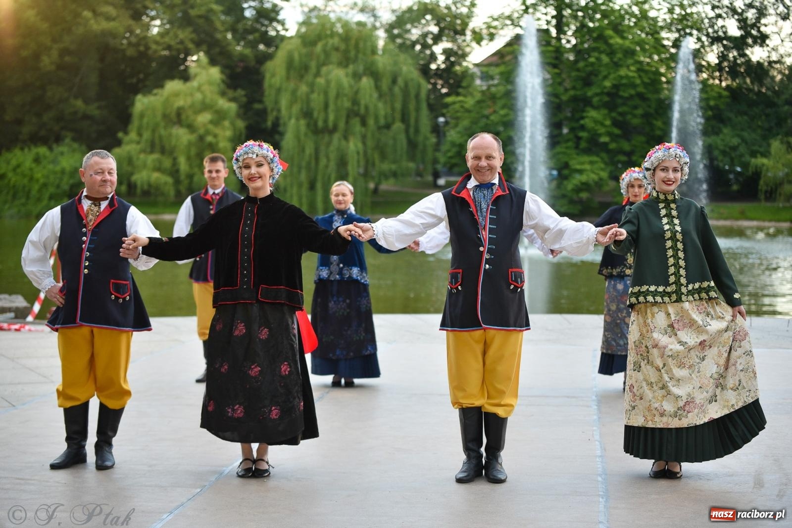 Zdjęcie w galerii na portalu naszraciborz.pl: W poszukiwaniu kwiatu paproci. Noc Świętojańska w parku im. Miasta Roth [FOTO i WIDEO] wiadomości z regionu