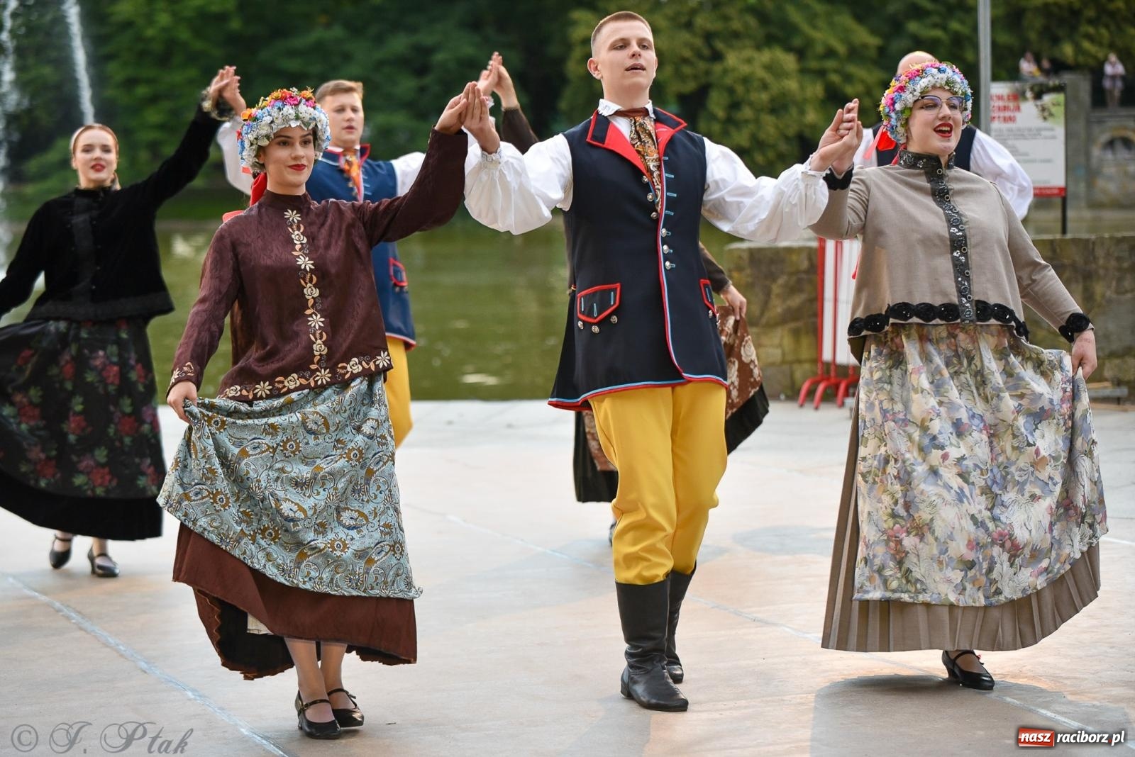 Zdjęcie w galerii na portalu naszraciborz.pl: W poszukiwaniu kwiatu paproci. Noc Świętojańska w parku im. Miasta Roth [FOTO i WIDEO] wiadomości z regionu