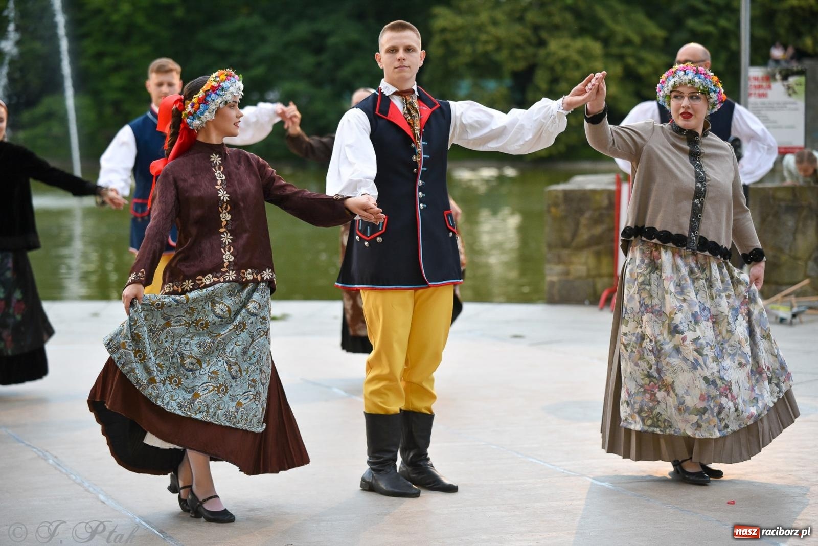 Zdjęcie w galerii na portalu naszraciborz.pl: W poszukiwaniu kwiatu paproci. Noc Świętojańska w parku im. Miasta Roth [FOTO i WIDEO] wiadomości z regionu