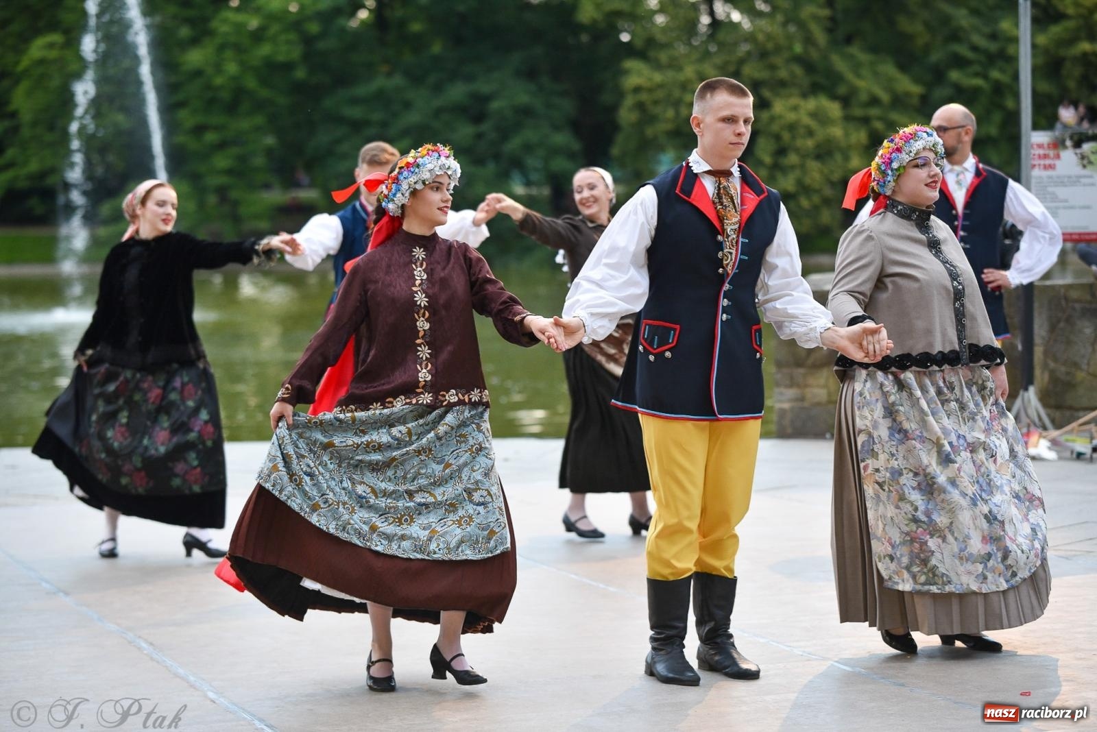Zdjęcie w galerii na portalu naszraciborz.pl: W poszukiwaniu kwiatu paproci. Noc Świętojańska w parku im. Miasta Roth [FOTO i WIDEO] wiadomości z regionu