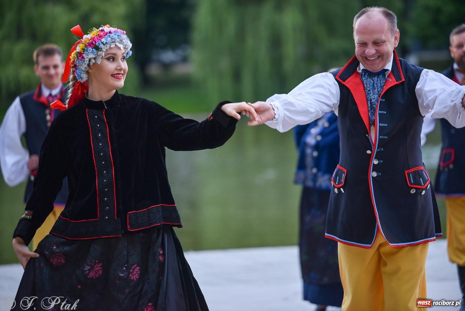 Zdjęcie w galerii na portalu naszraciborz.pl: W poszukiwaniu kwiatu paproci. Noc Świętojańska w parku im. Miasta Roth [FOTO i WIDEO] wiadomości z regionu