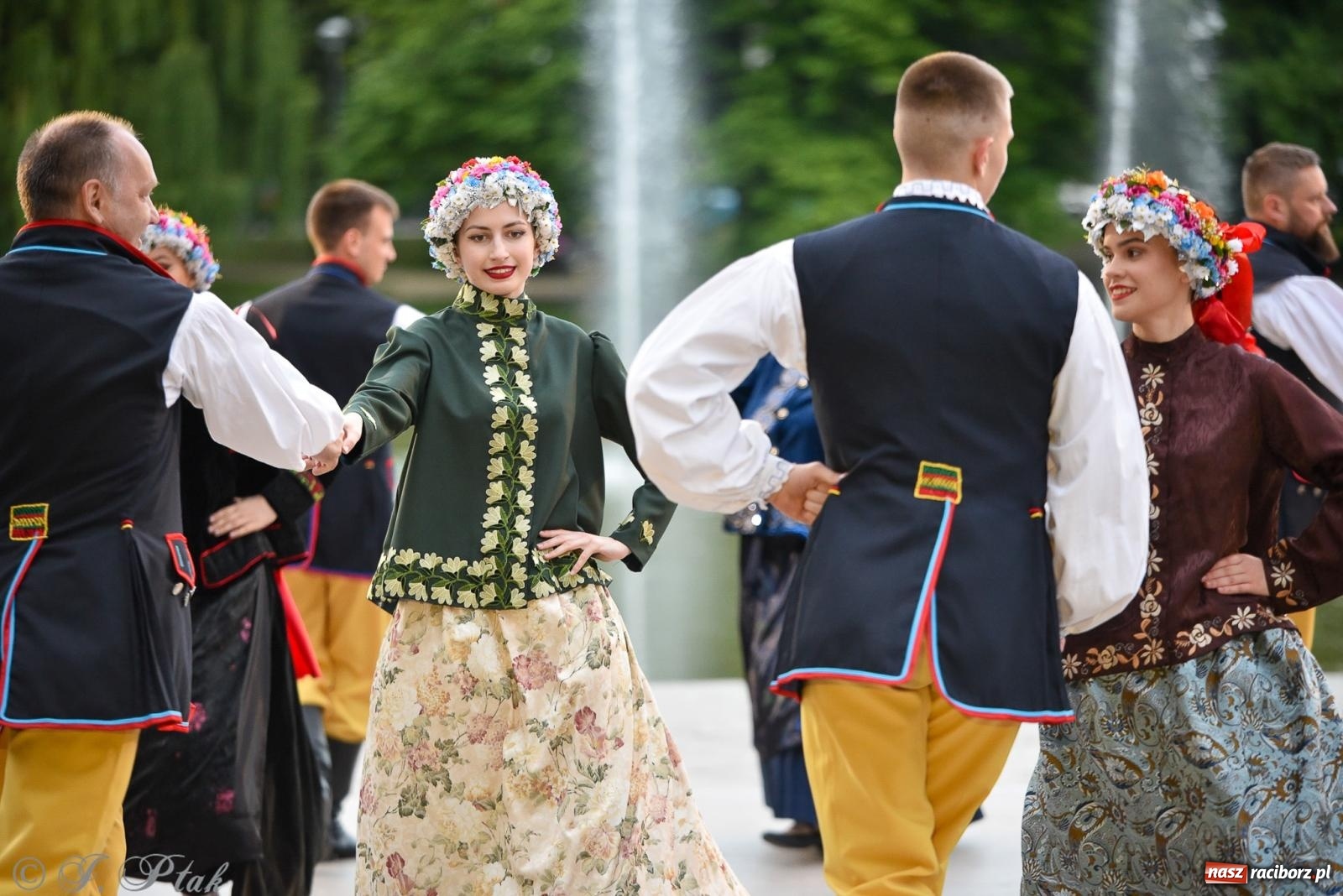 Zdjęcie w galerii na portalu naszraciborz.pl: W poszukiwaniu kwiatu paproci. Noc Świętojańska w parku im. Miasta Roth [FOTO i WIDEO] wiadomości z regionu
