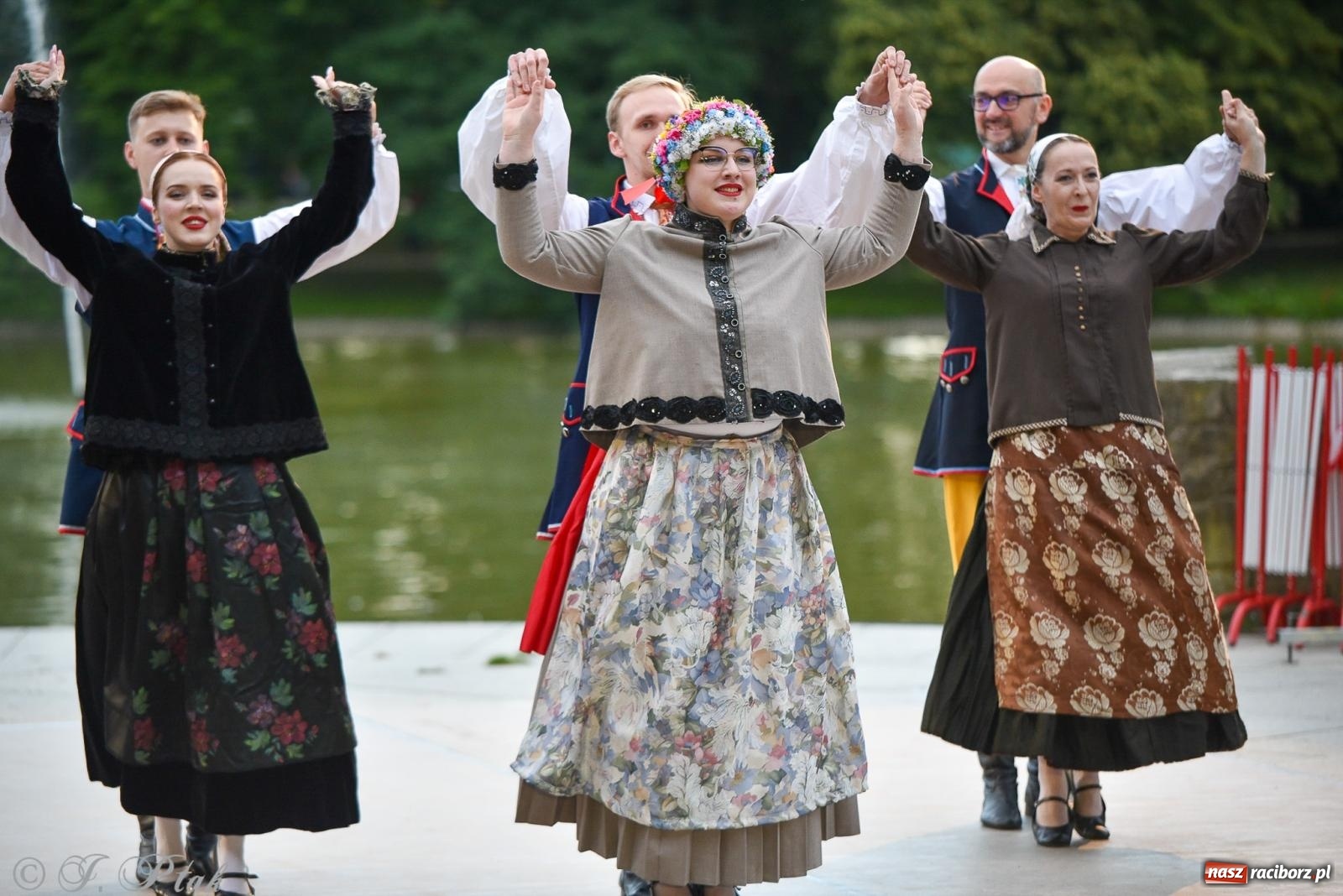 Zdjęcie w galerii na portalu naszraciborz.pl: W poszukiwaniu kwiatu paproci. Noc Świętojańska w parku im. Miasta Roth [FOTO i WIDEO] wiadomości z regionu