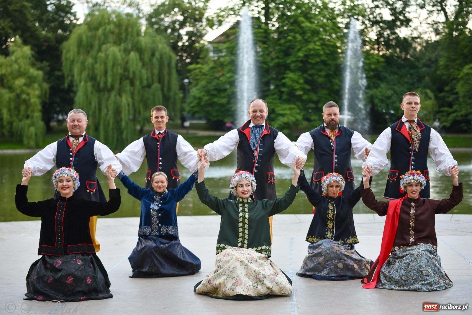 Zdjęcie w galerii na portalu naszraciborz.pl: W poszukiwaniu kwiatu paproci. Noc Świętojańska w parku im. Miasta Roth [FOTO i WIDEO] wiadomości z regionu