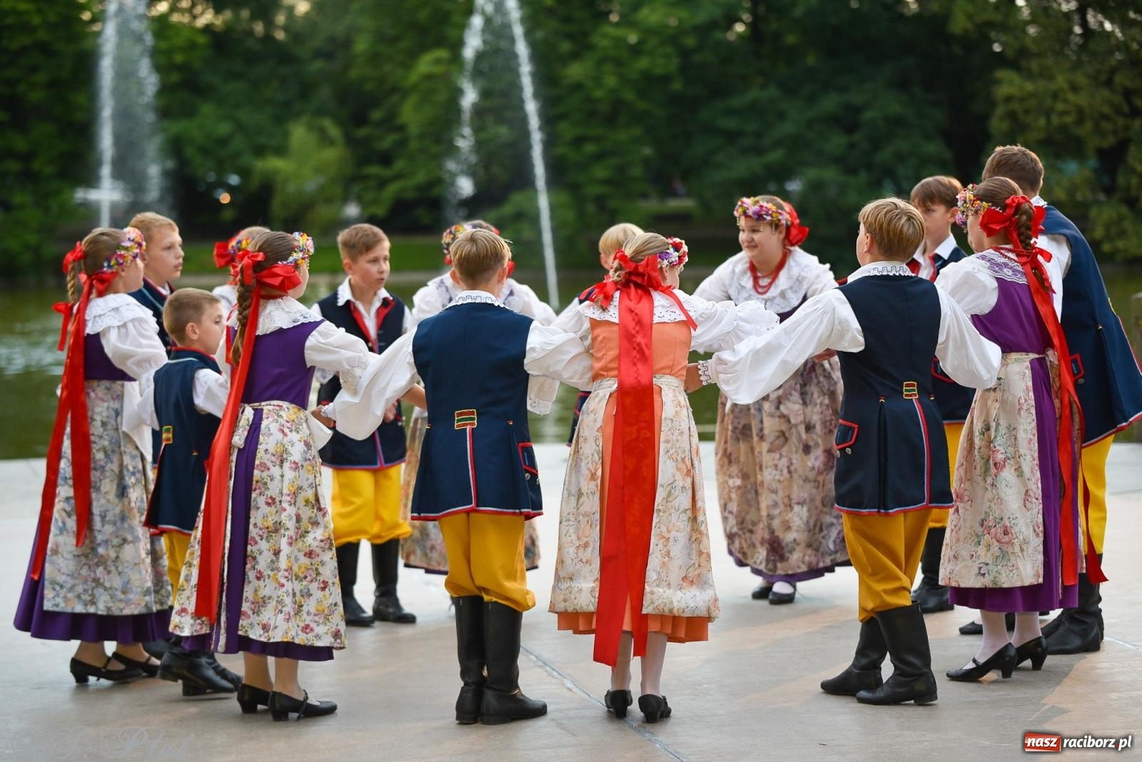 Zdjęcie w galerii na portalu naszraciborz.pl: W poszukiwaniu kwiatu paproci. Noc Świętojańska w parku im. Miasta Roth [FOTO i WIDEO] wiadomości z regionu